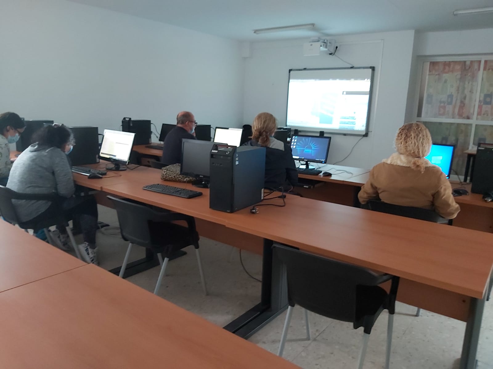 Participación Ciudadana reactiva el aula de informática en La  Cátedra para impartir clases de alfabetización digital