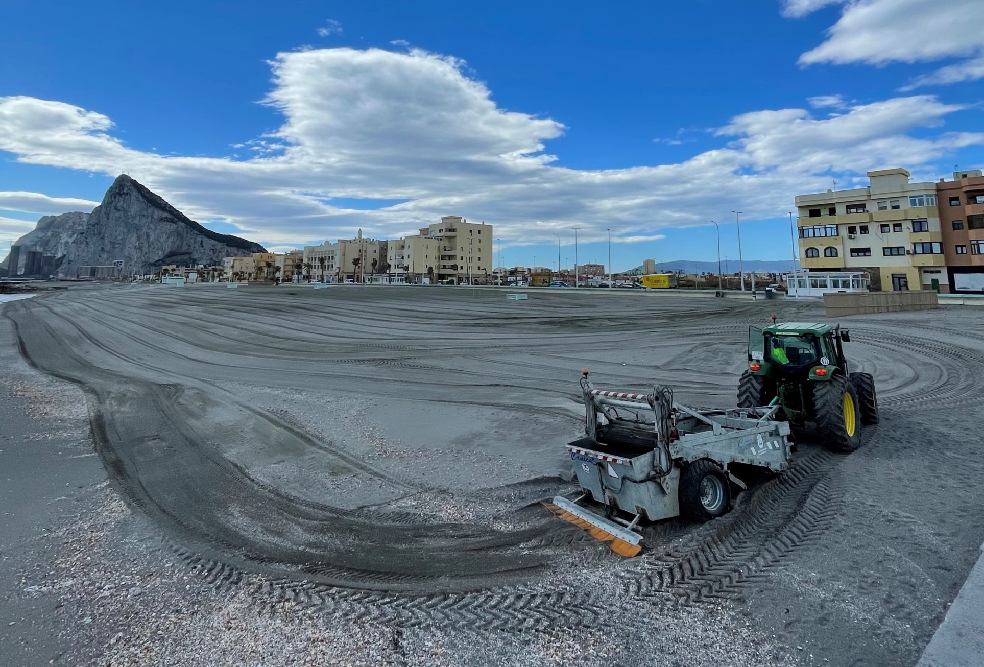 Playas finaliza la retirada de pequeñas cantidades de algas acumuladas en las zonas de rebalaje del litoral de Poniente sin que se hayan producido nuevas incidencias
