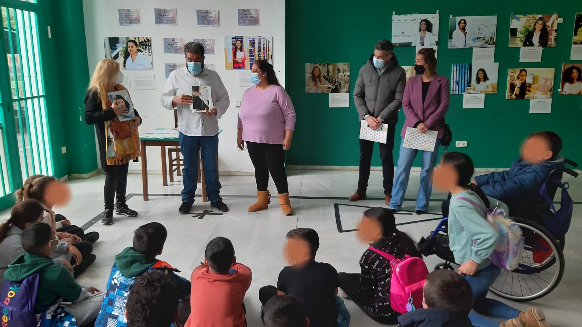Zuleica Molina y Sebastián Hidalgo visitan una exposición organizada por Nakera Romí y Fakali sobre feminismo romaní