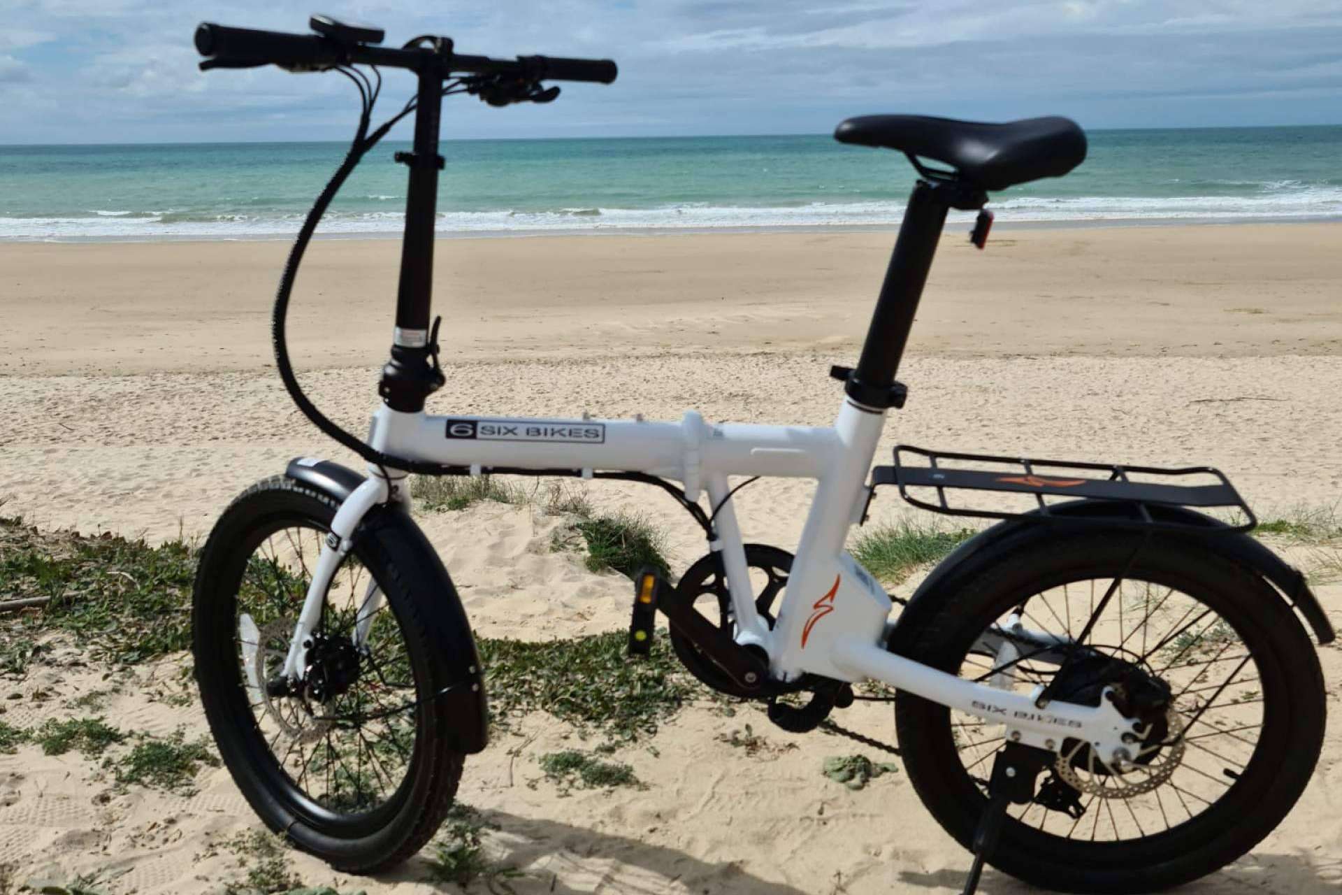 Alquiler de bicicletas eléctricas en Costa Ballena a domicilio de la mano de la empresa Neo Skate