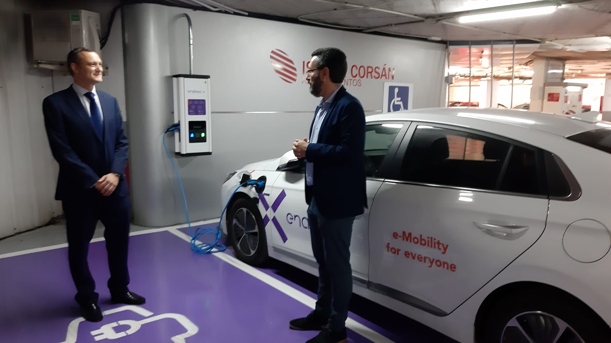 Presentado un nuevo servicio de carga eléctrica de vehículos en los aparcamientos subterráneos Centro y Constitución-Frontera