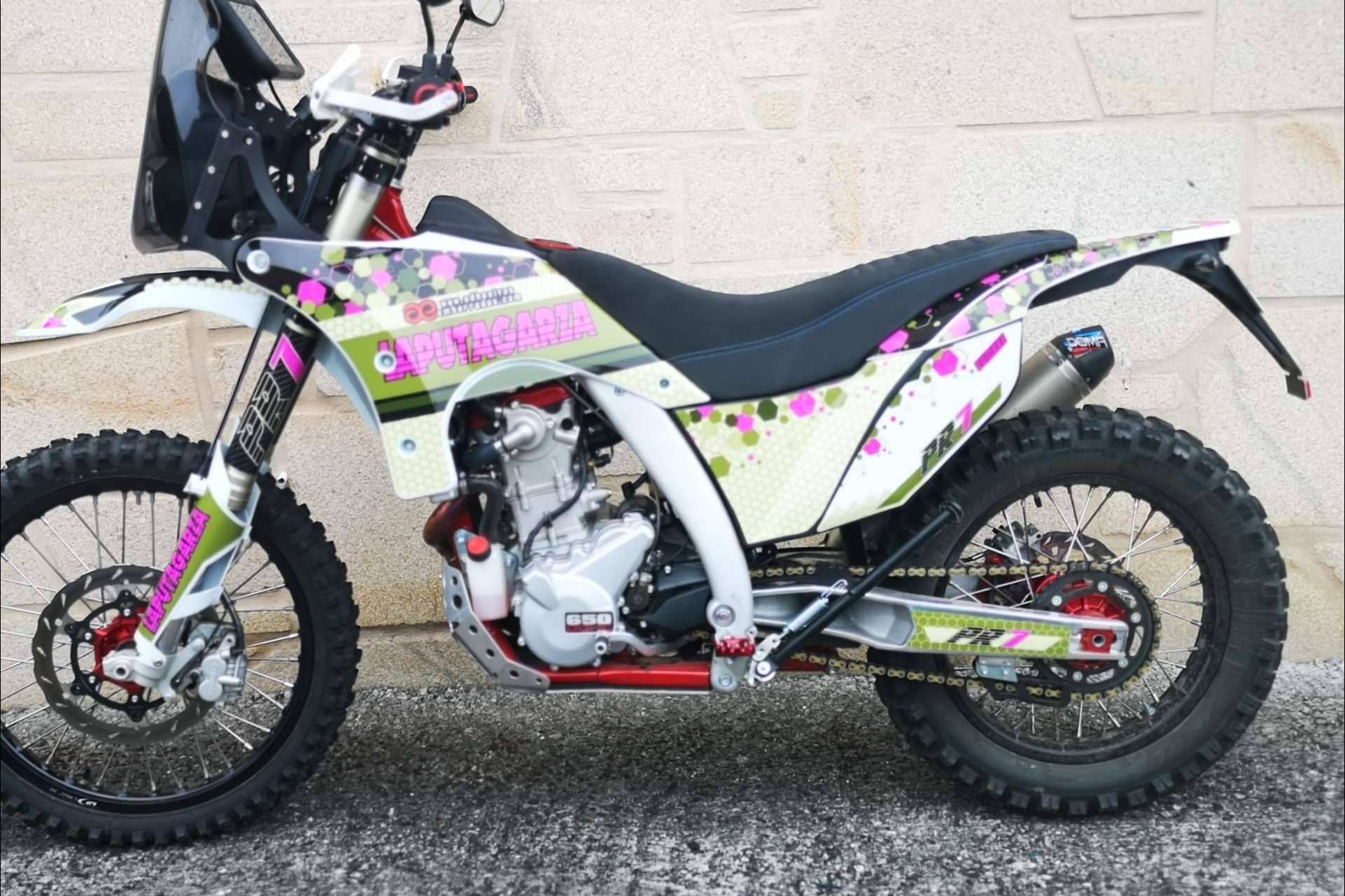 El variado catálogo de pegatinas para moto personalizadas de ADHESIVOSEMBARRADOS