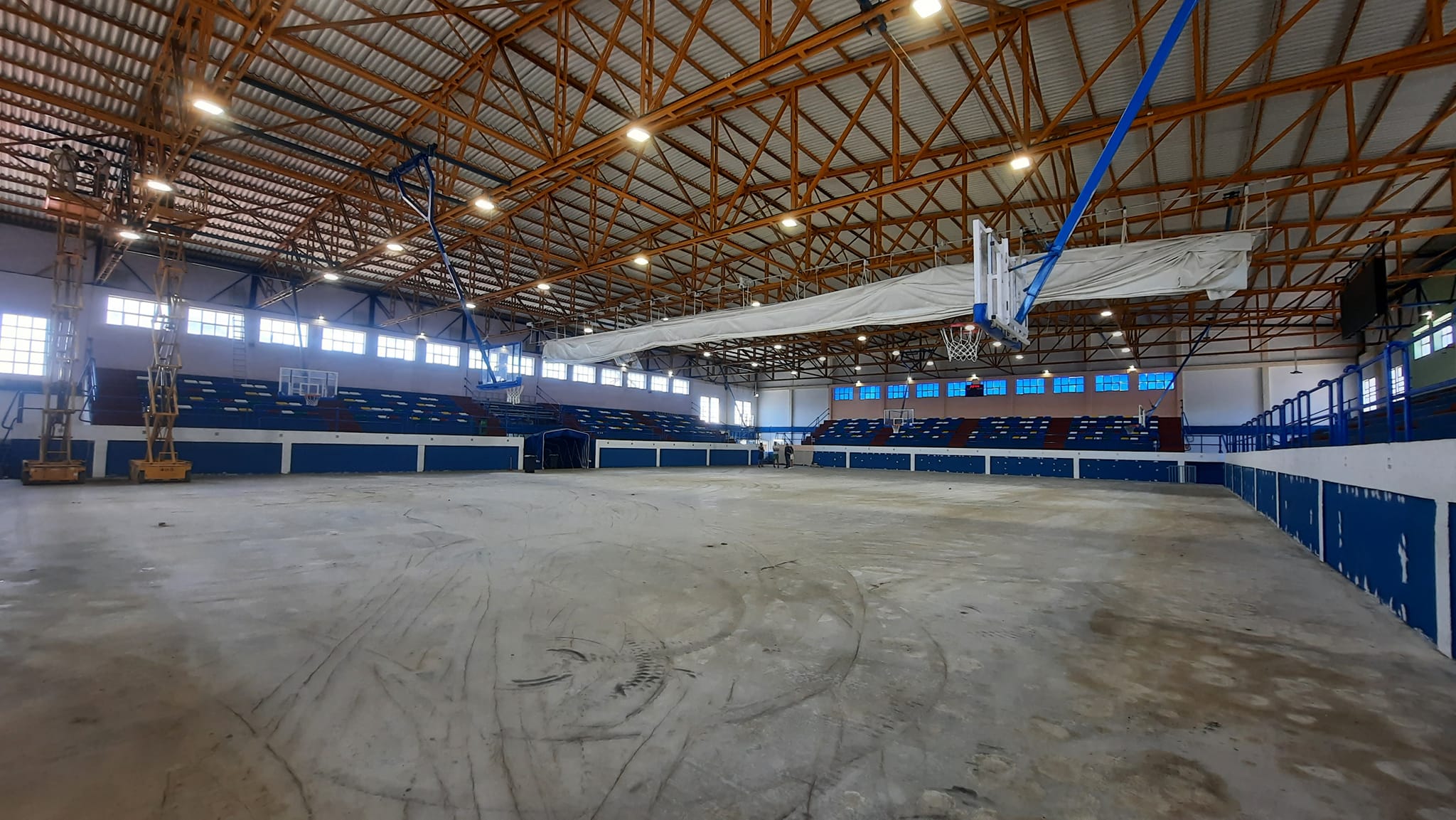 Iniciados los trabajos de pintura interior y sustitución del suelo del Pabellón Polideportivo Municipal