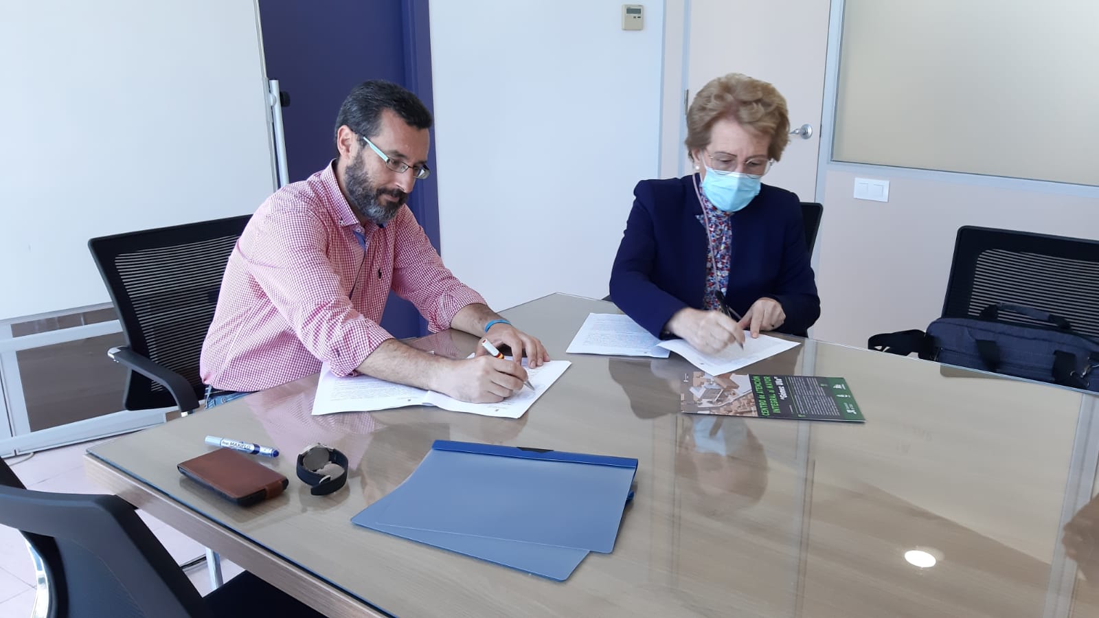 Juan Franco y M.ª Luisa Escribano firman el convenio para la cesión de la antigua residencia Gómez Ulla al Grupo Asansull