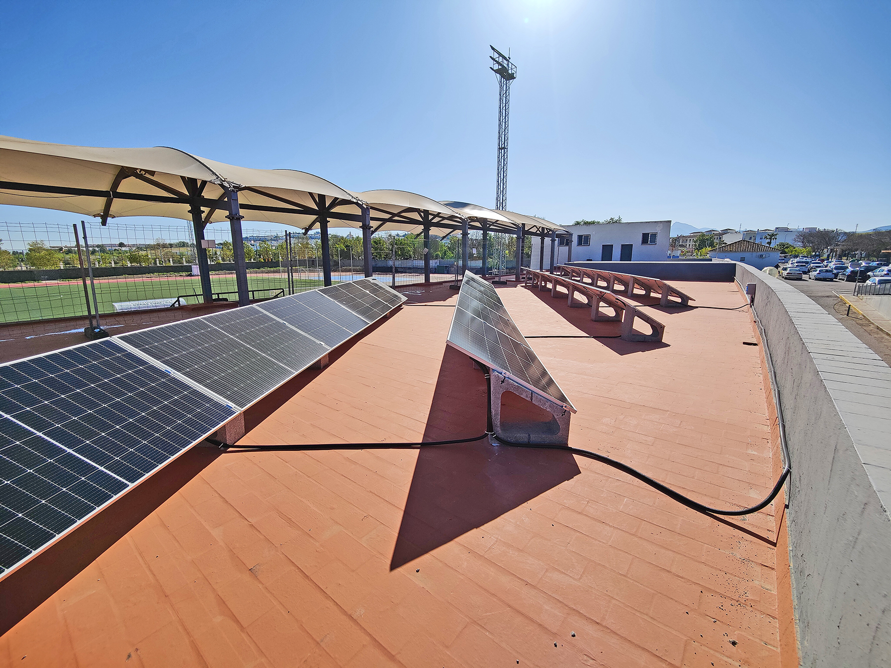 Nuevo equipamiento fotovoltaico en el Polideportivo