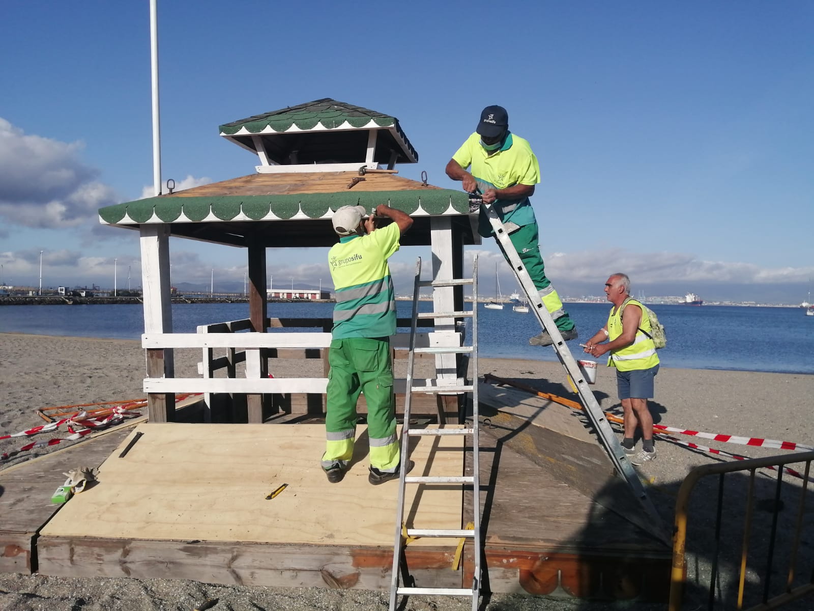 Playas refuerza los servicios de limpieza manual y mecanizada del litoral