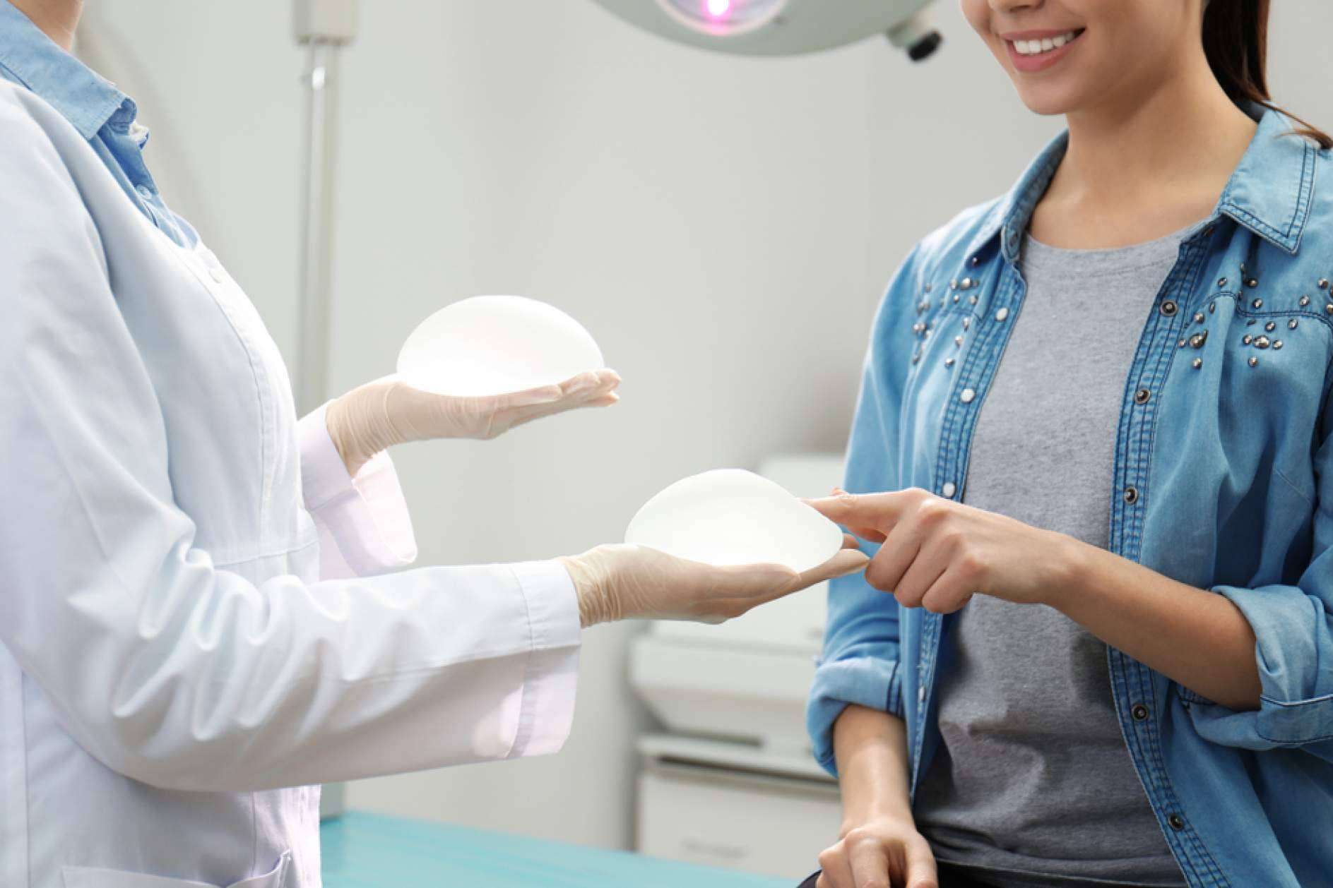 ¿Dónde encontrar cirujanos especialistas en aumento de pecho? A2Clinic