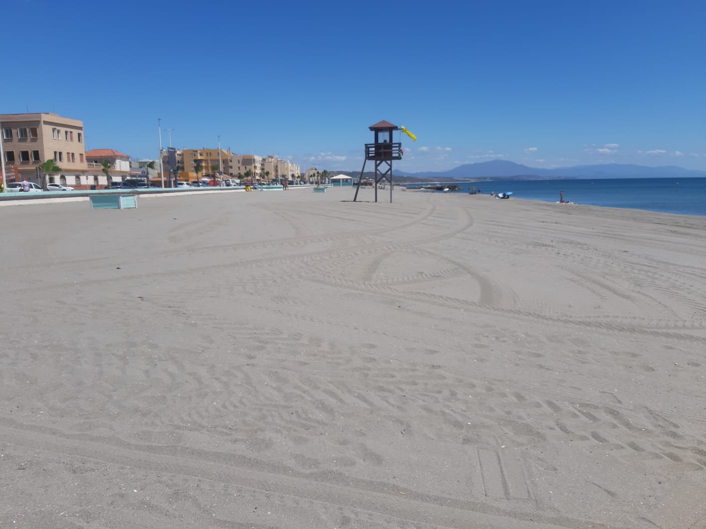 El Ayuntamiento despliega un dispositivo especial de limpieza de playas tras la Noche de San Juan