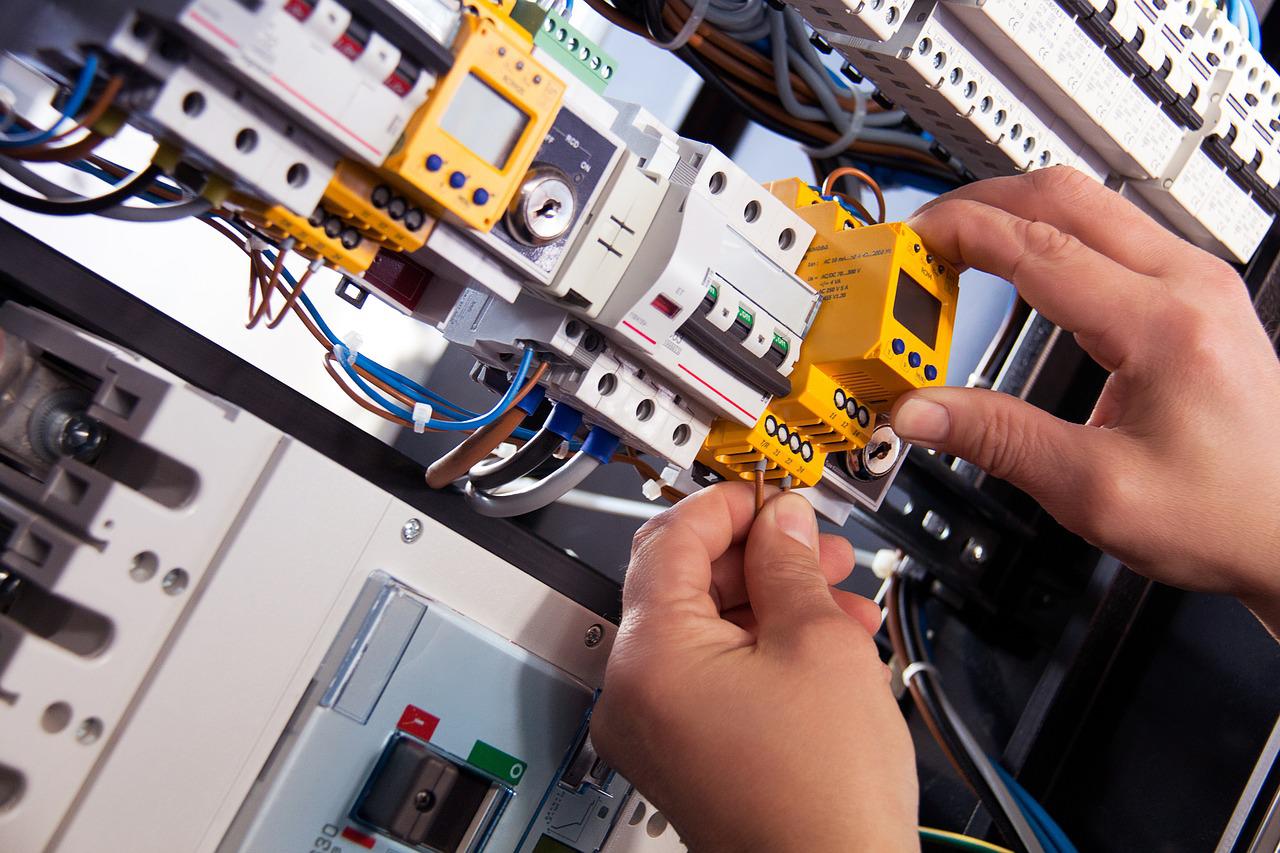 El Ayuntamiento destinará 400.000 euros para la mejora y adaptación de las instalaciones eléctricas en los centros educativos