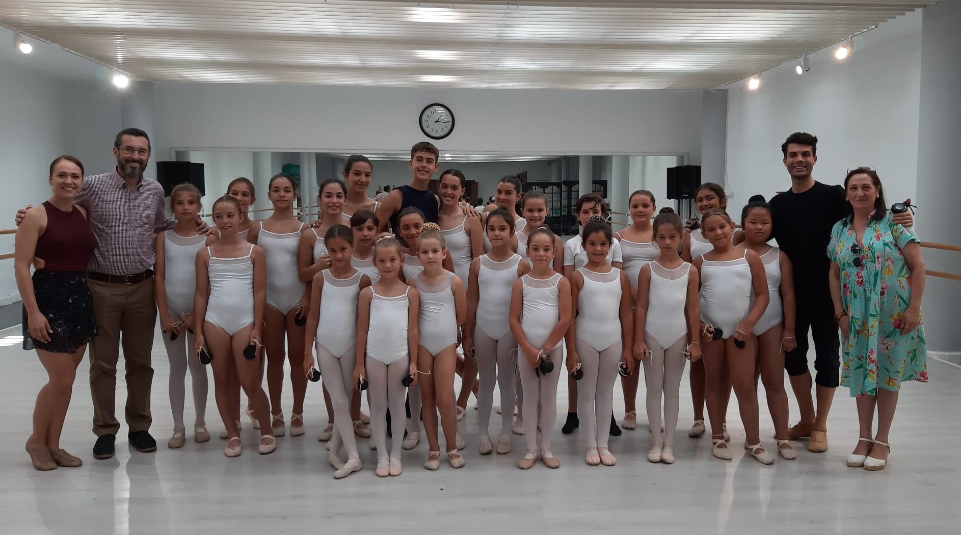 El alcalde visita el curso intensivo de danza española impartido por Fran Linares que organiza el taller de danza de la Casa de la Cultura