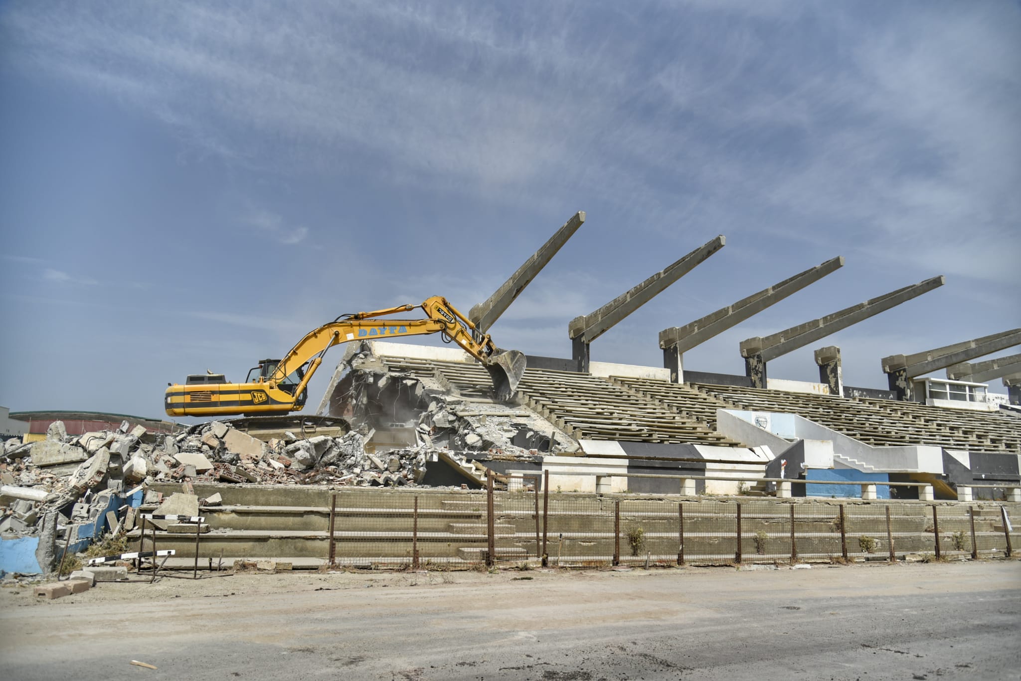 Las obras del Estadio Municipal continúan a buen ritmo con el derribo de la zona de tribuna
