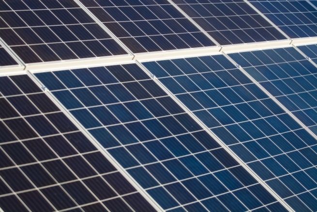 Neolith instala 6.500 paneles solares, el equivalente al consumo anual de 1.300 viviendas, para auto abastecerse de energía eléctrica en su parque empresarial