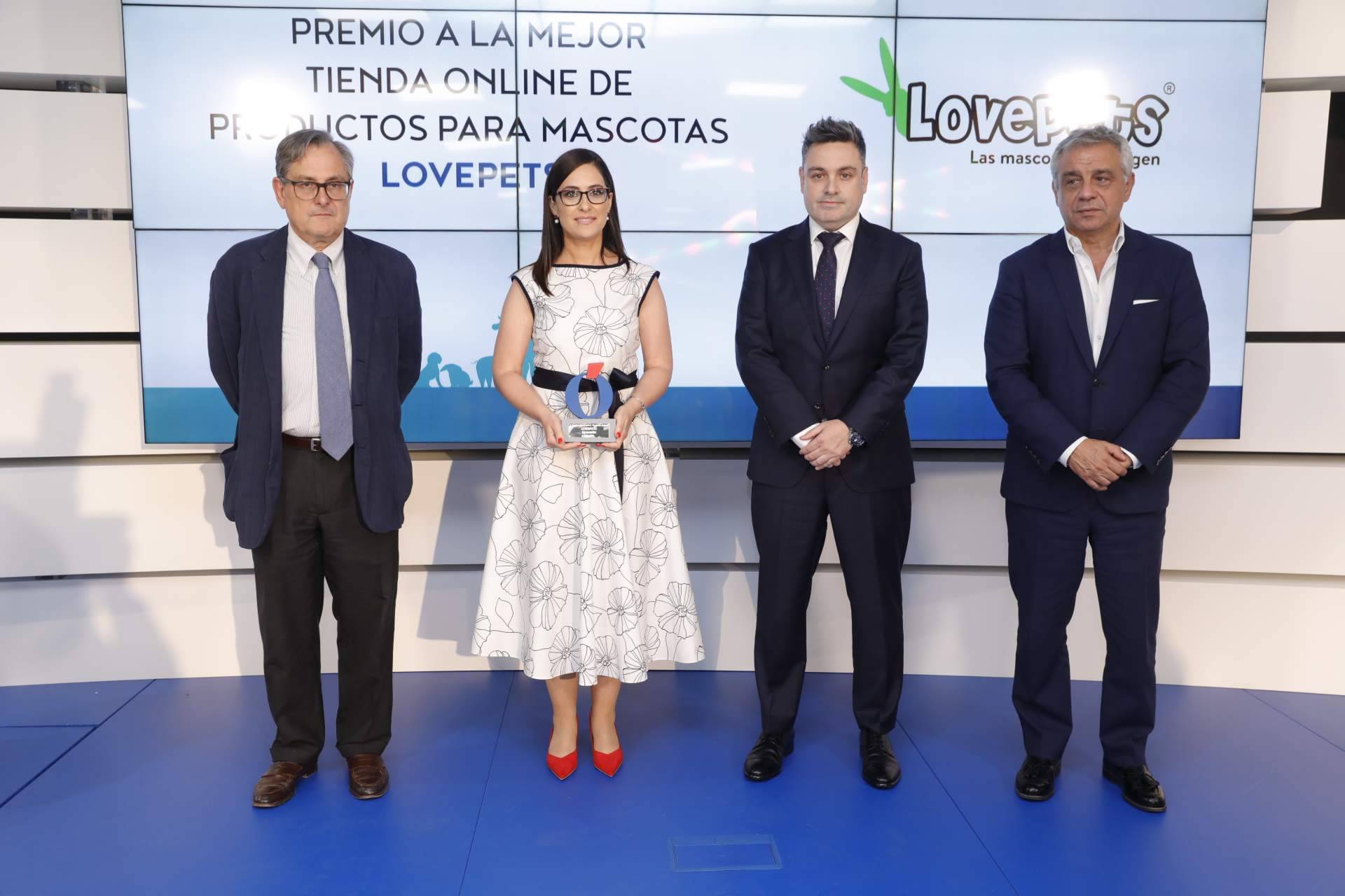 Love Pets es galardonado con el premio a la mejor tienda online en España de productos para mascotas