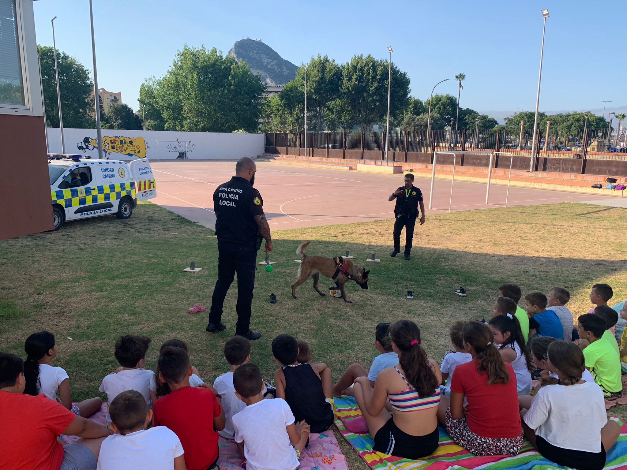 Agentes de la Unidad Canina de la Policía Local participan en la Escuela de Verano de Juventud