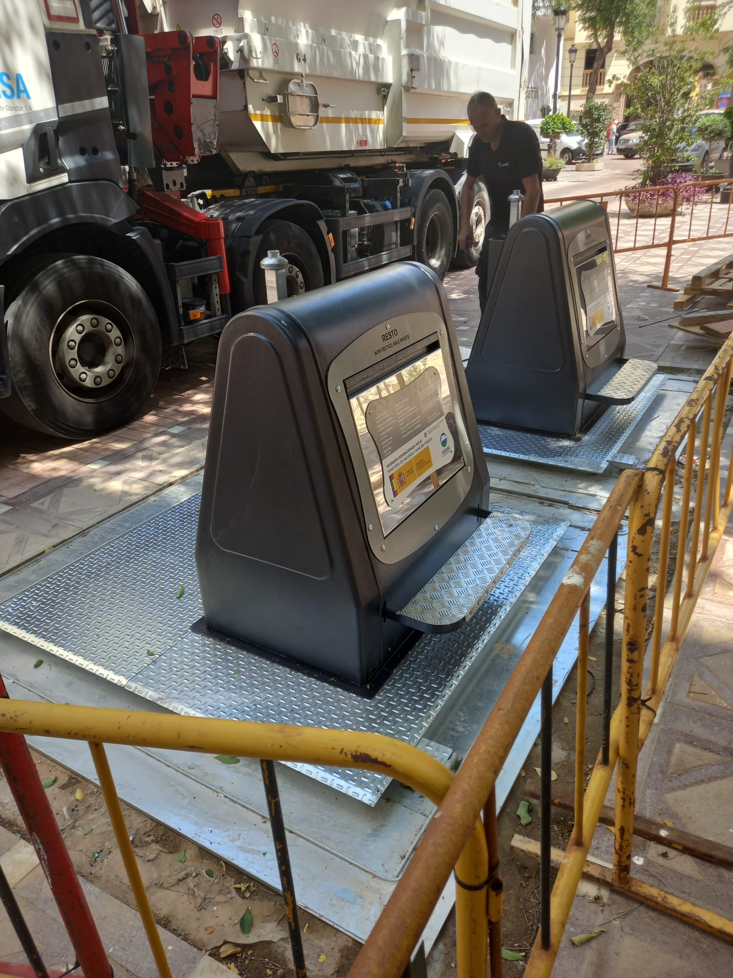 Iniciada a colocación de nuevos contenedores soterrados en la calle Rafael de León