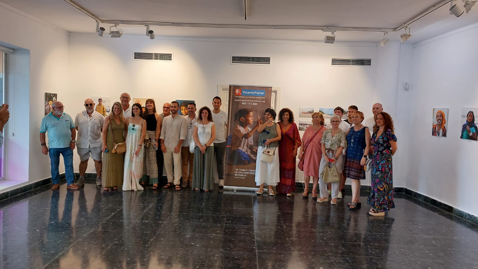 La Galería Manolo Alés alberga la exposición solidaria de Marina Romo ‘Los ojos de la India’