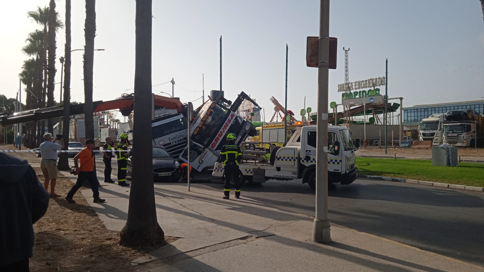 La Policía Local ha intervenido esta mañana en el vuelco de un camión en las inmediaciones del recinto ferial