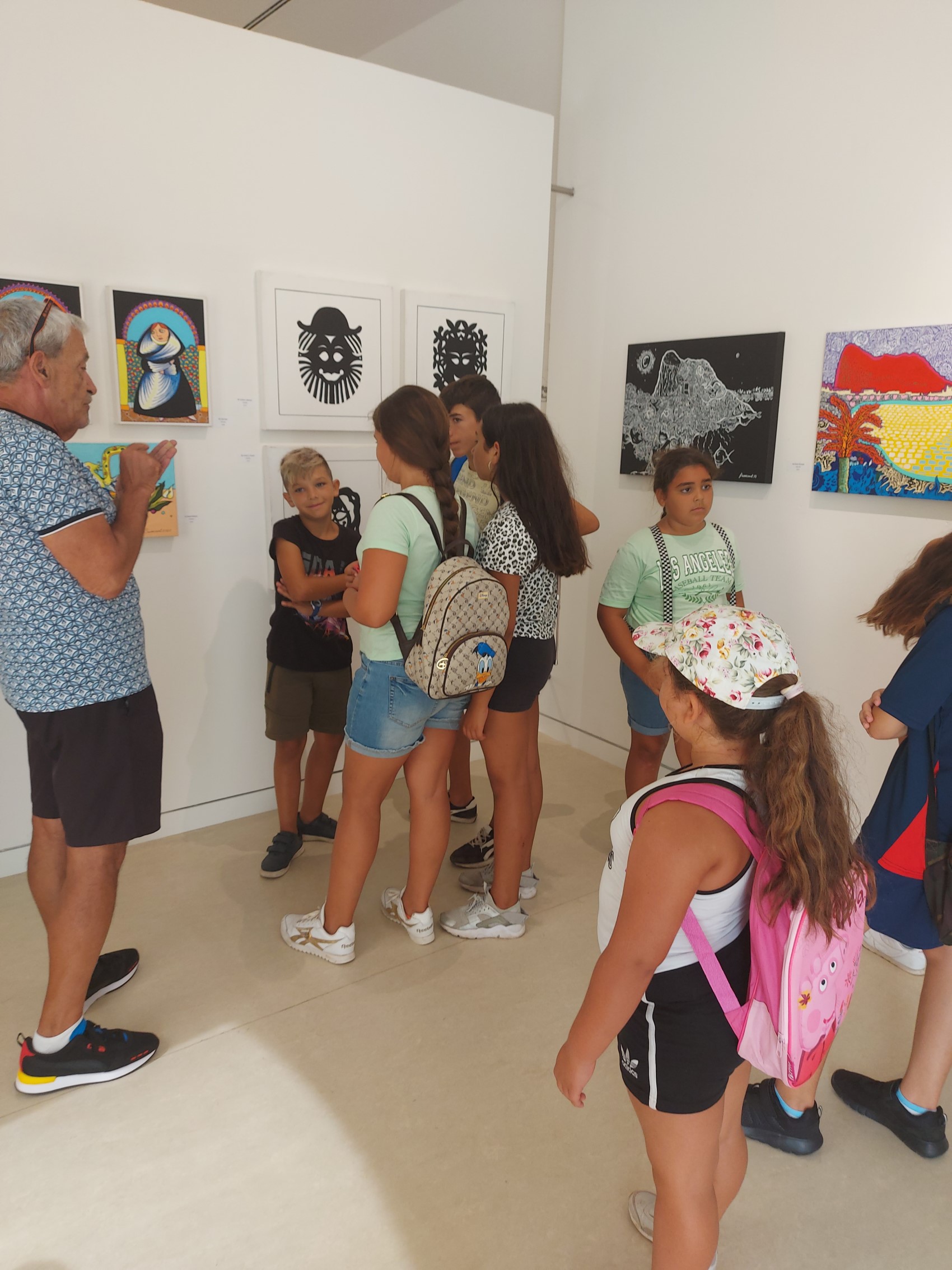 Menores de los talleres de verano de Servicios Sociales visitan el Museo Cruz Herrera