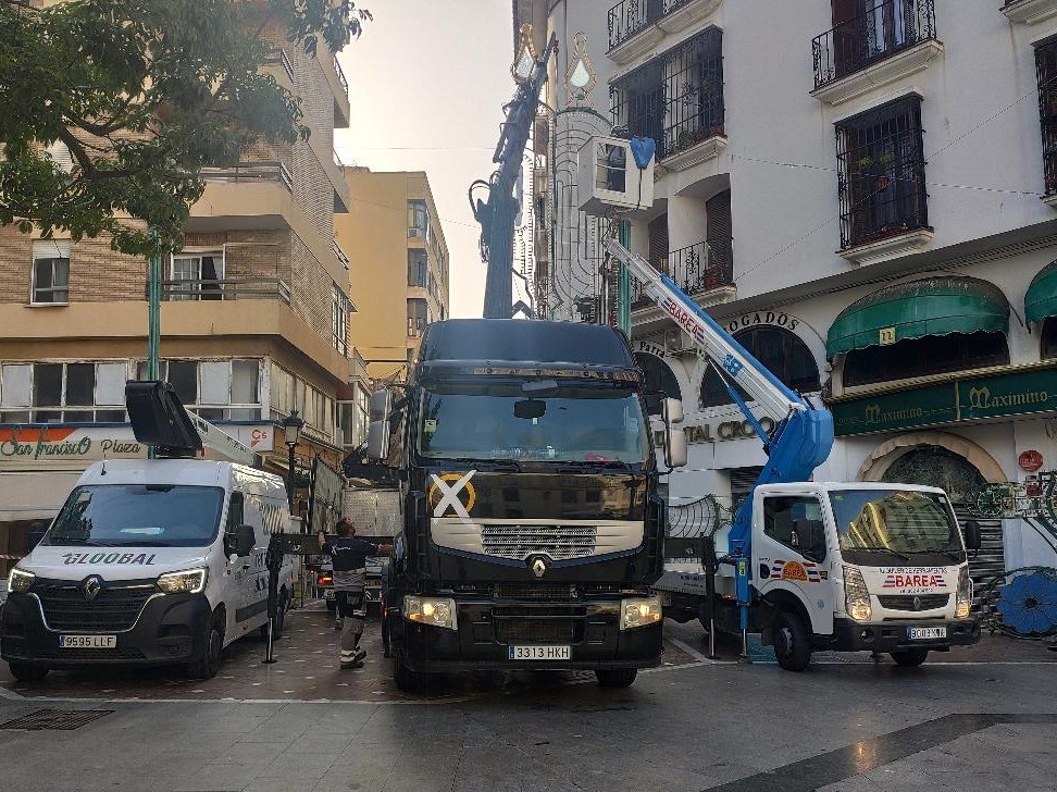 Ultimados los trabajos de colocación de arcos de iluminación en la calle Real con motivo de la Velada y Fiestas