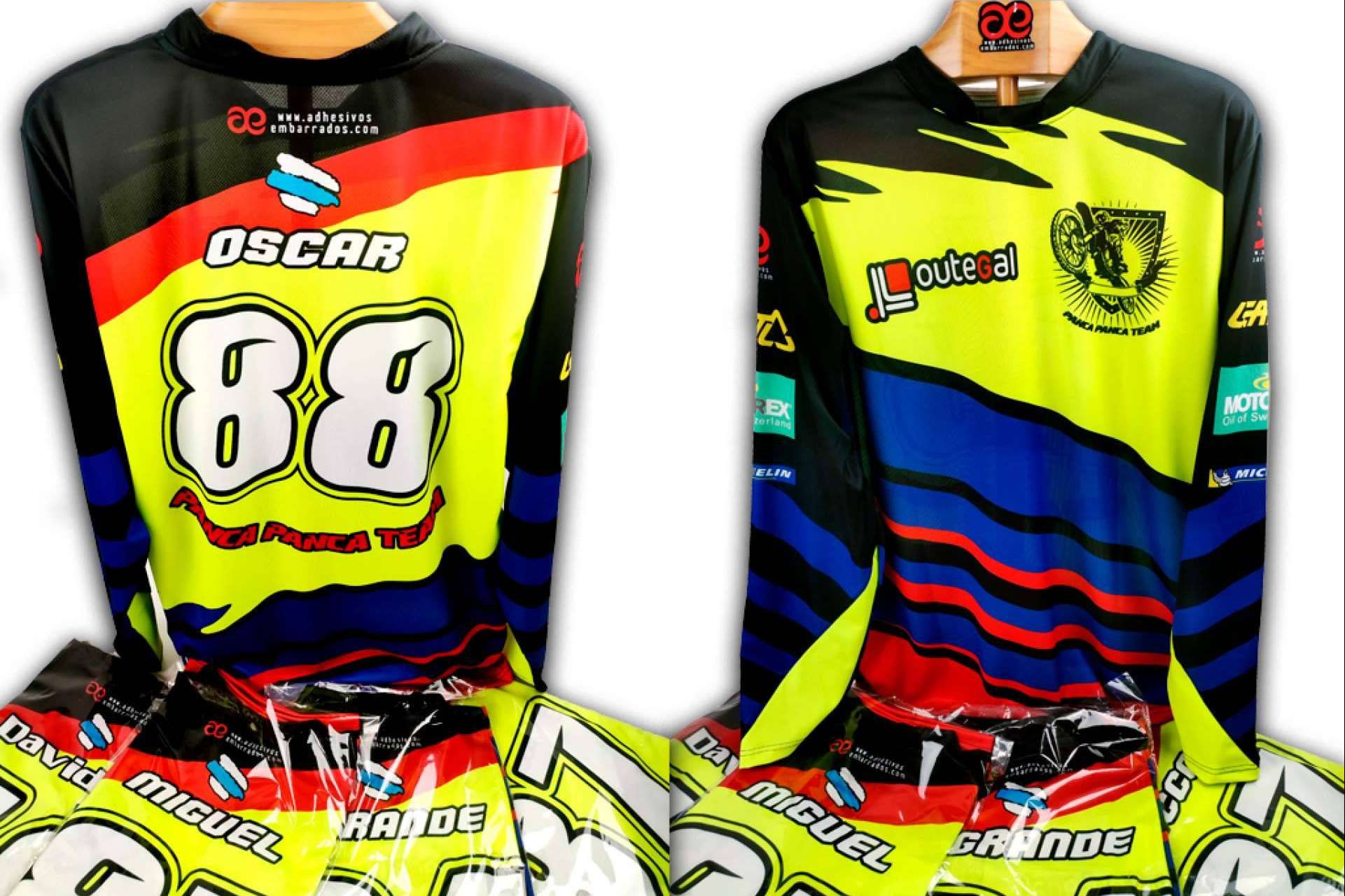 ADHESIVOSEMBARRADOS es una firma especializada en elaborar camiseta motocross
