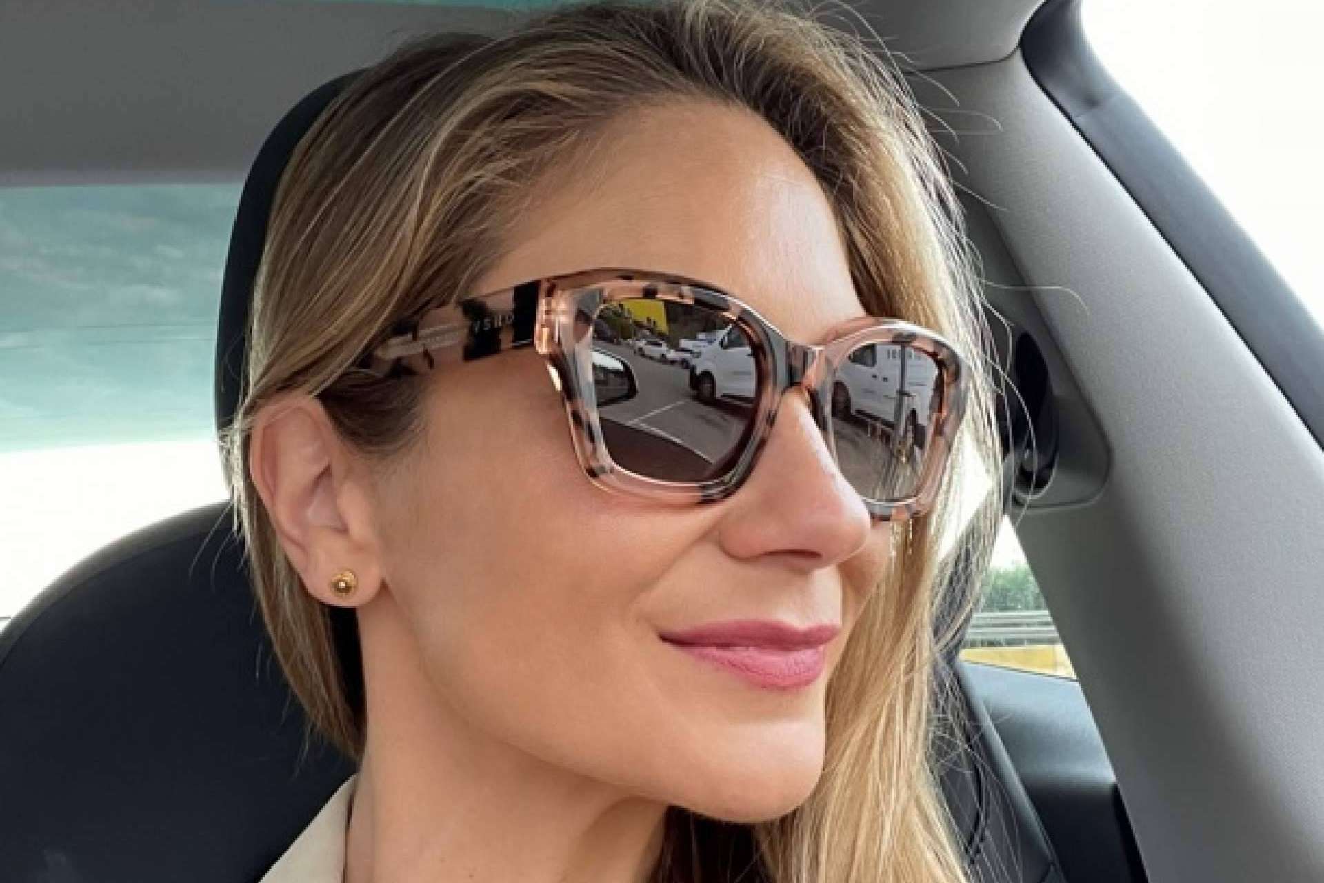 Confortauto y Carolina Lober recuerdan la importancia de las gafas de sol al volante