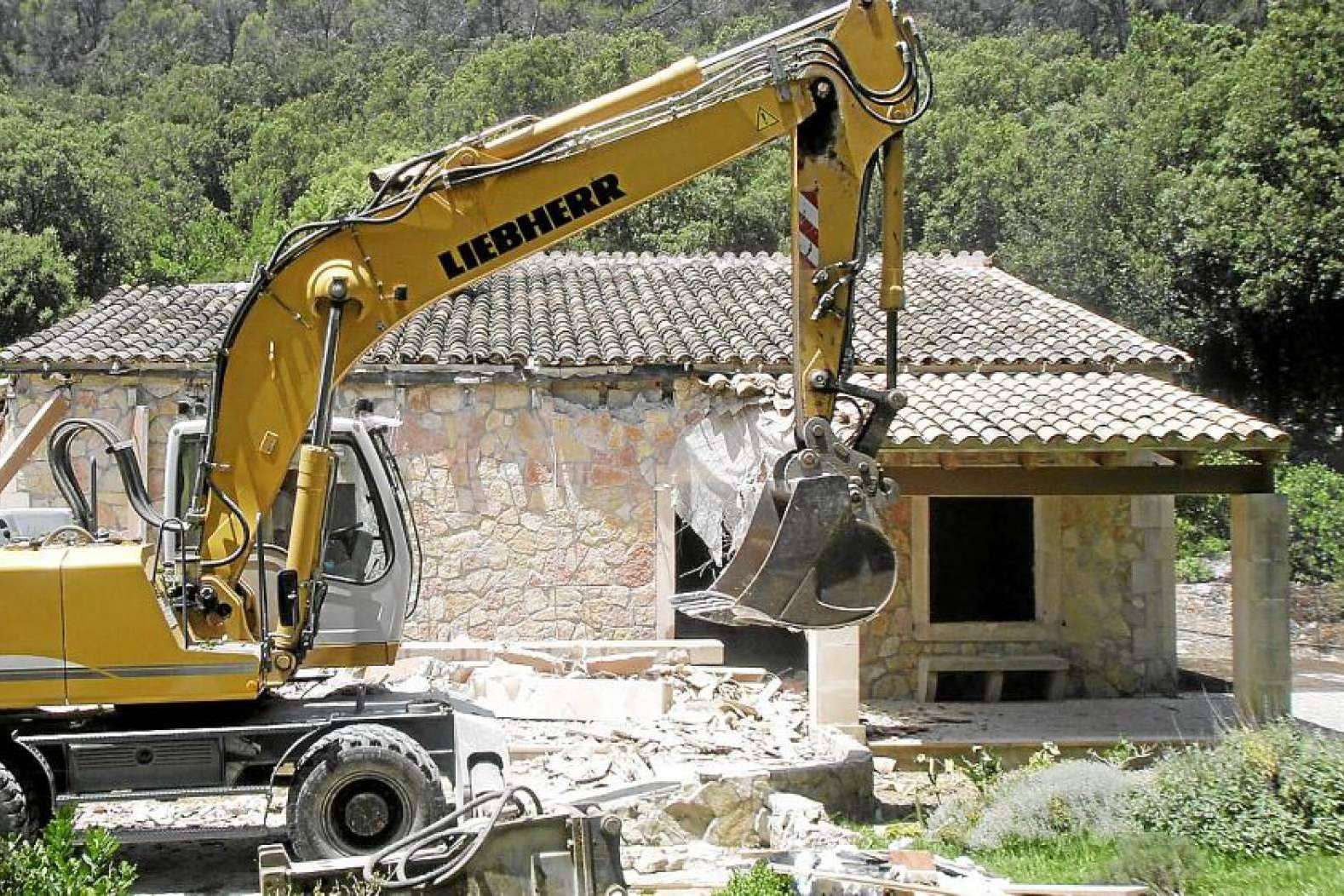 Cómo actuar ante una infracción urbanística por una obra ilegal, el asesoramiento de Martínez-Blanco Abogados