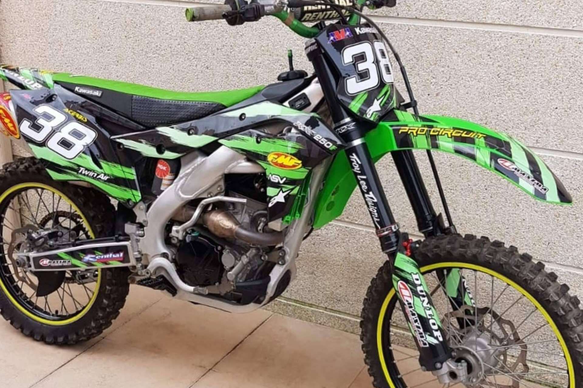 ¿Cómo son las pegatinas personalizadas para moto off road de ADHESIVOSEMBARRADOS?