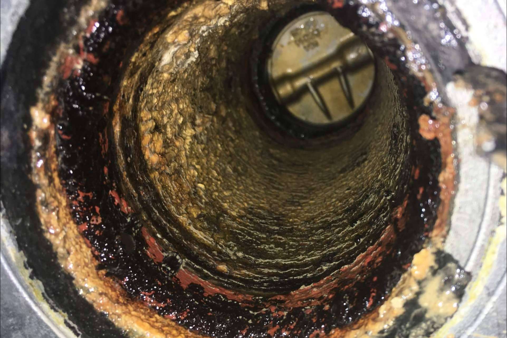 Descalcificación de tuberías de agua caliente de la mano de Rey Tuberías, expertos en desatoros en Málaga