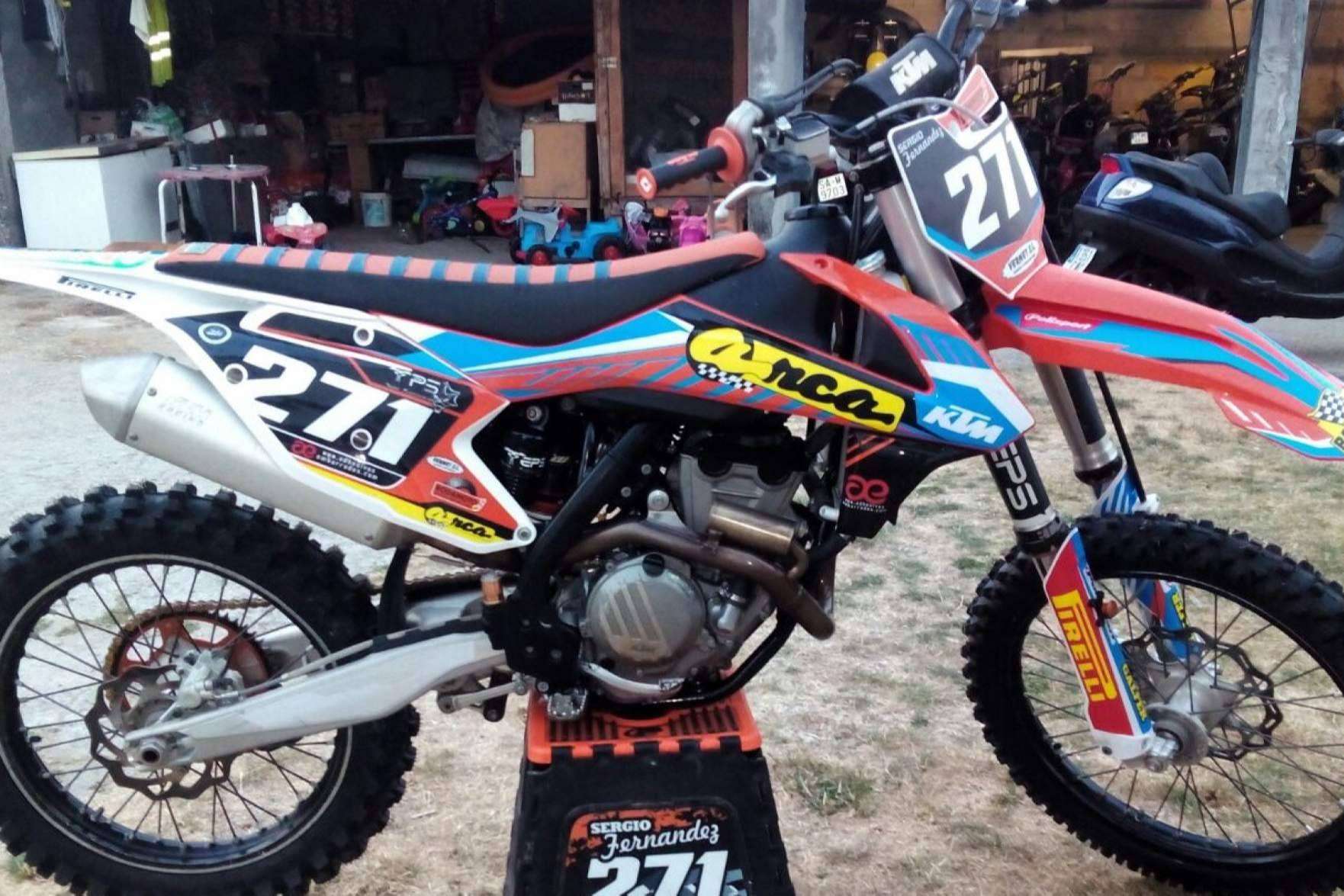ADHESIVOSEMBARRADOS ofrece adhesivos personalizados para dar un nuevo estilo a la moto