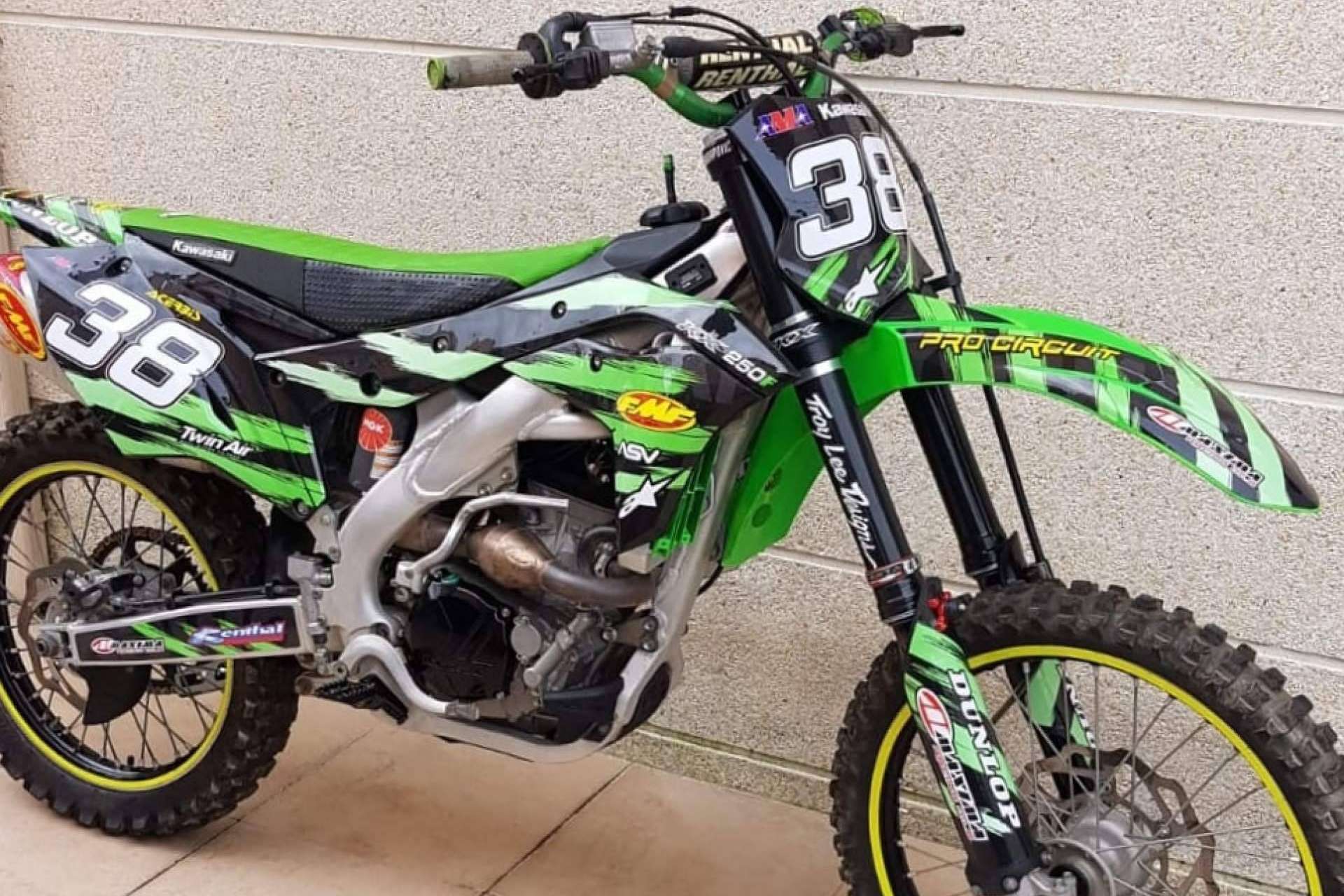 Plásticos y adhesivos para motos de cross y enduro en el catálogo de ADHESIVOSEMBARRADOS