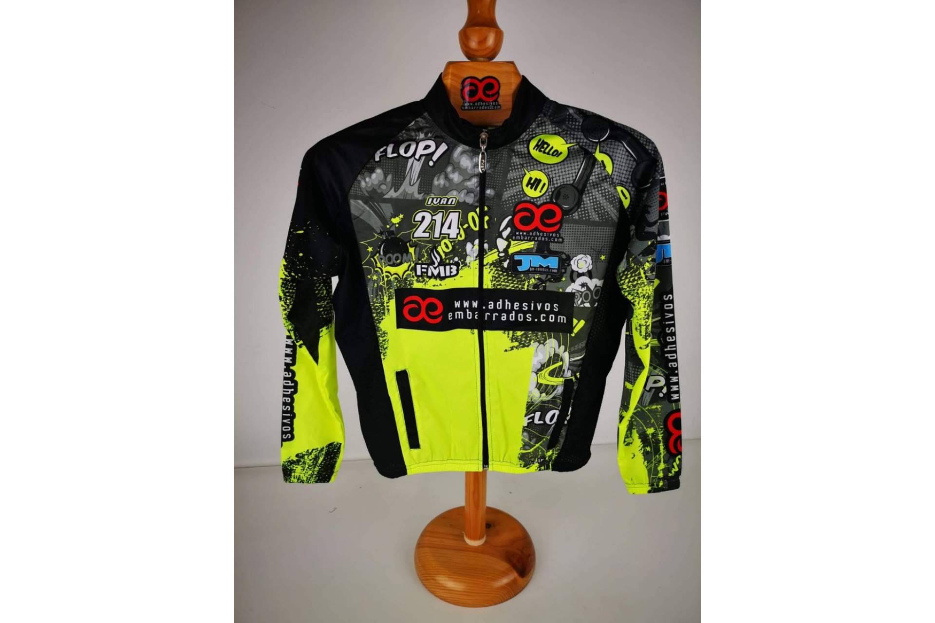 Crear una imagen exclusiva con equipación de enduro y motocross personalizada, en ADHESIVOSEMBARRADOS