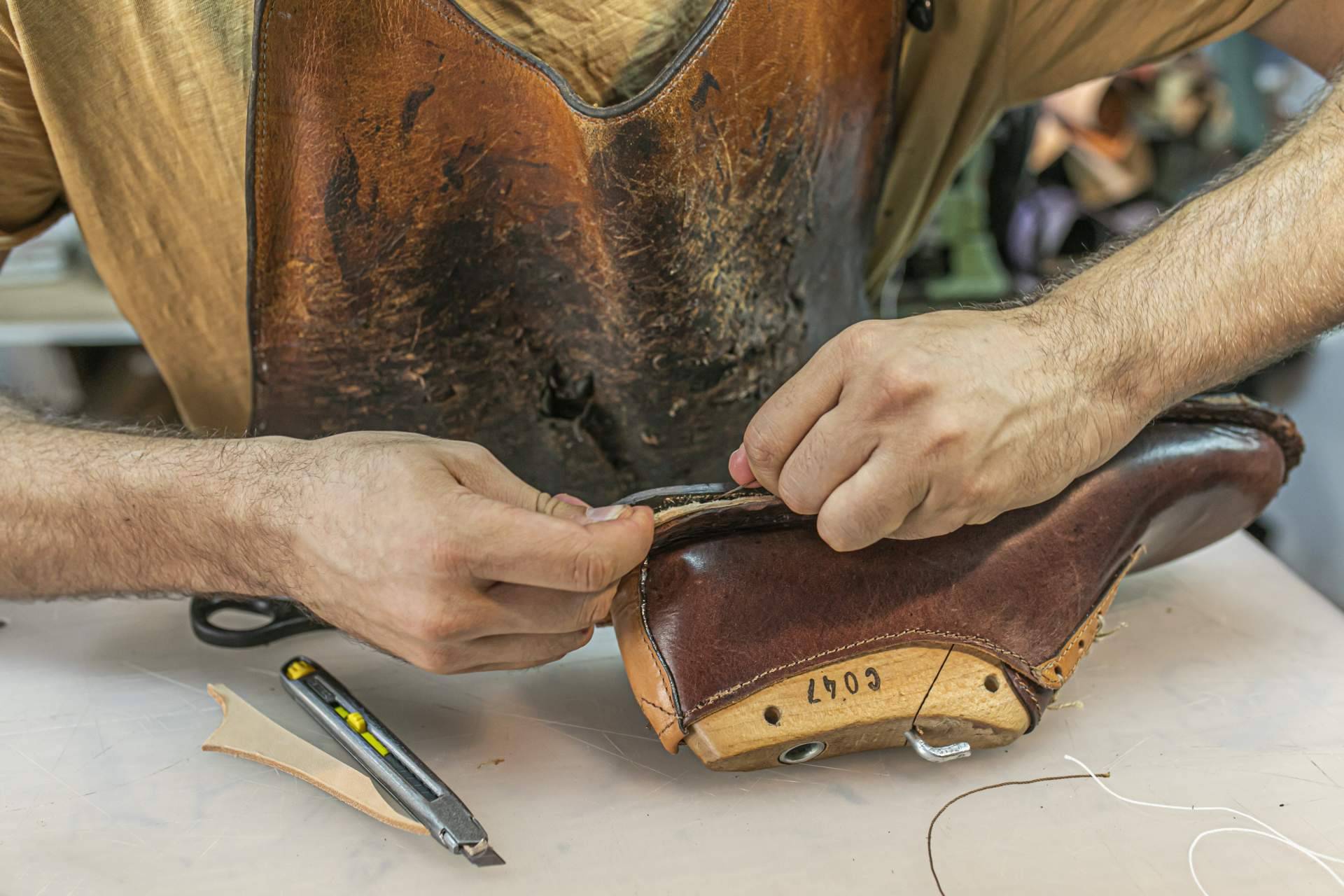 La Red Española de Desarrollo Rural y Redeia impulsan la primera alianza entre artesanos de la España rural, diseñadores y firmas de moda a favor del slow fashion