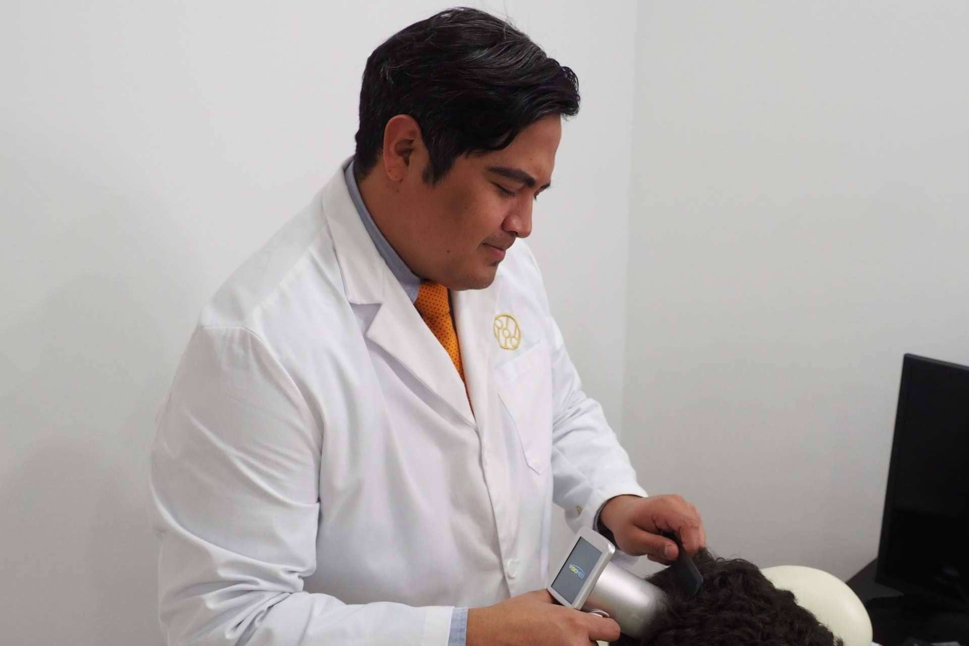 El doctor Espinosa Custodio y los beneficios de la técnica FUE-DHI