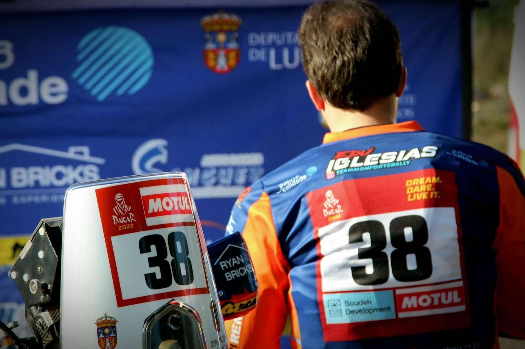 Personalización de ropa para off road, con ADHESIVOSEMBARRADOS