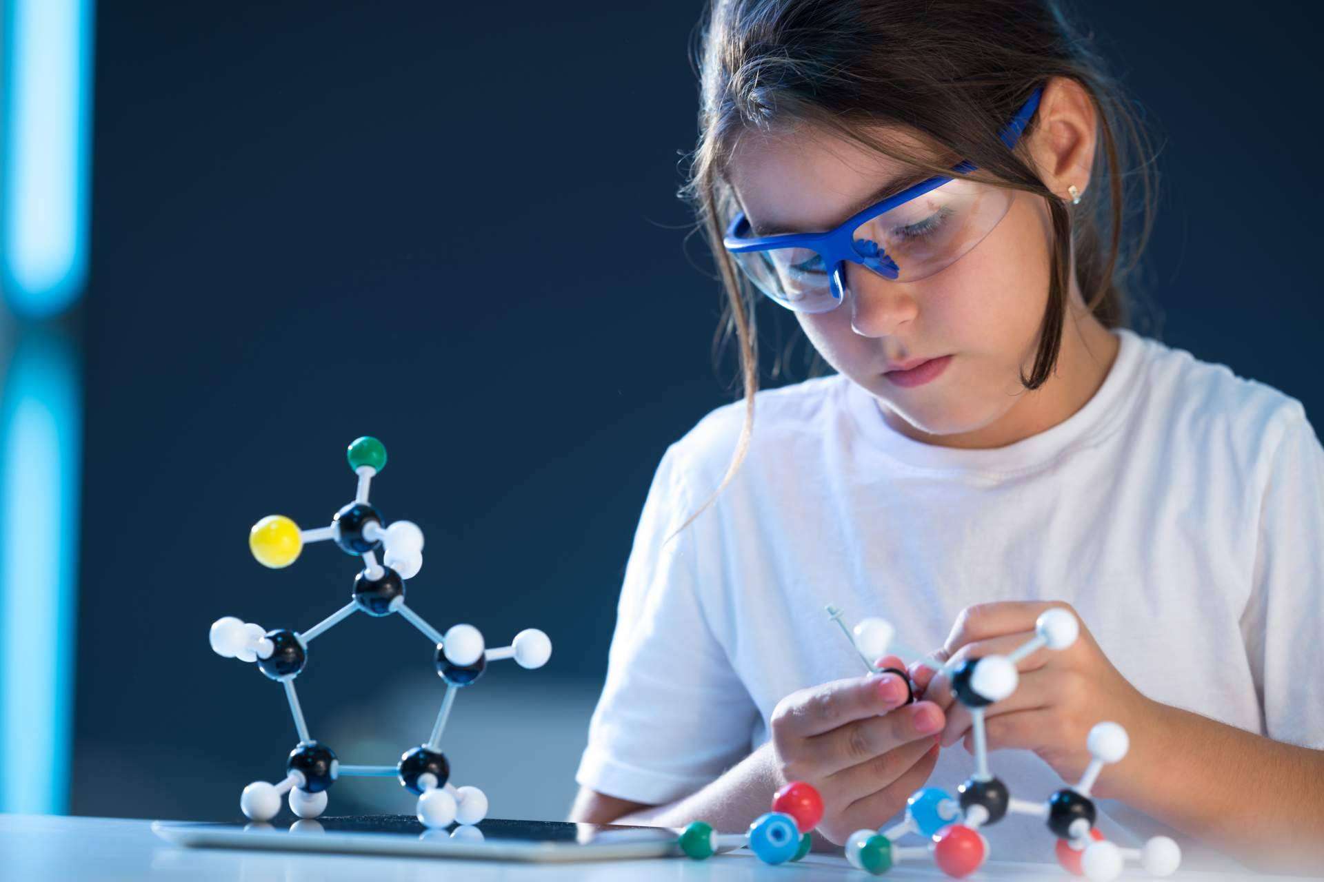 Uno de los referentes actuales en la enseñanza de tecnología en España es Happy Code