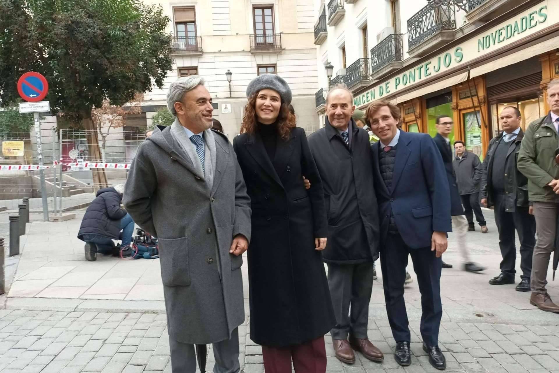 La visita de Joaquín Molpeceres a los trabajos de la Plaza del Sol liderados por Licuas y grupo Azvi