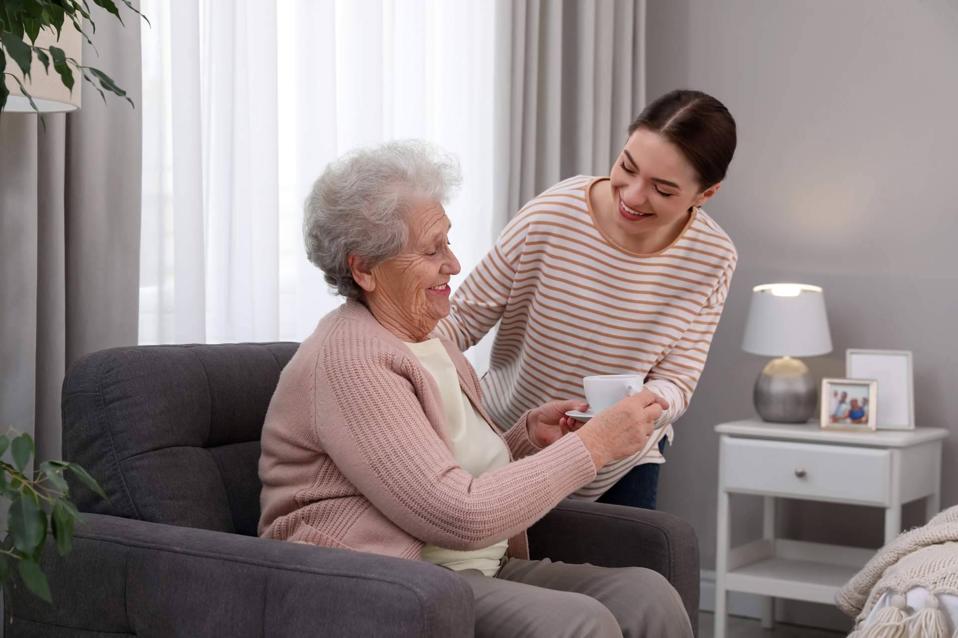 Personal de ayuda domiciliaria de confianza y cualificado, disponible con el servicio de Noviser