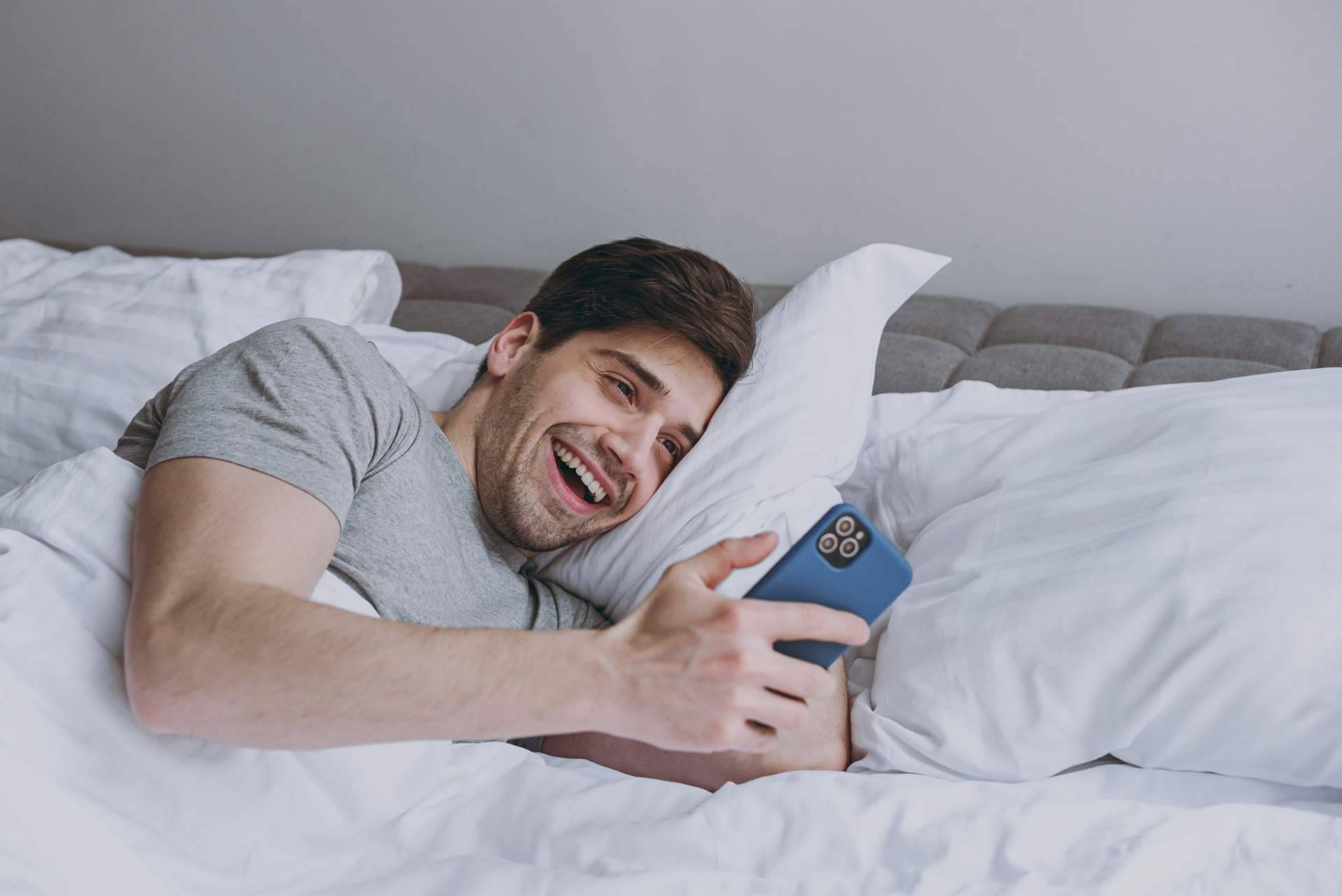 Otra opción a las apps para ligar es el teléfono erótico