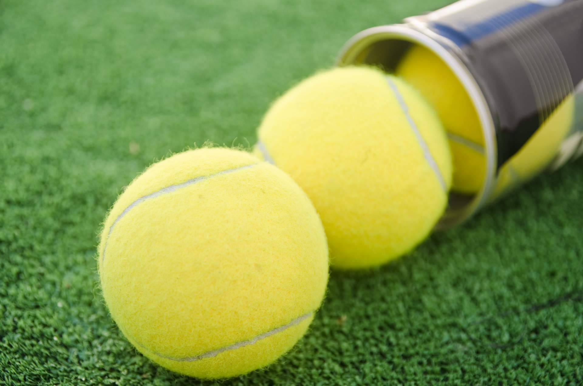 Jugar al pádel con una pelota en buen estado mejora la experiencia y evita lesiones