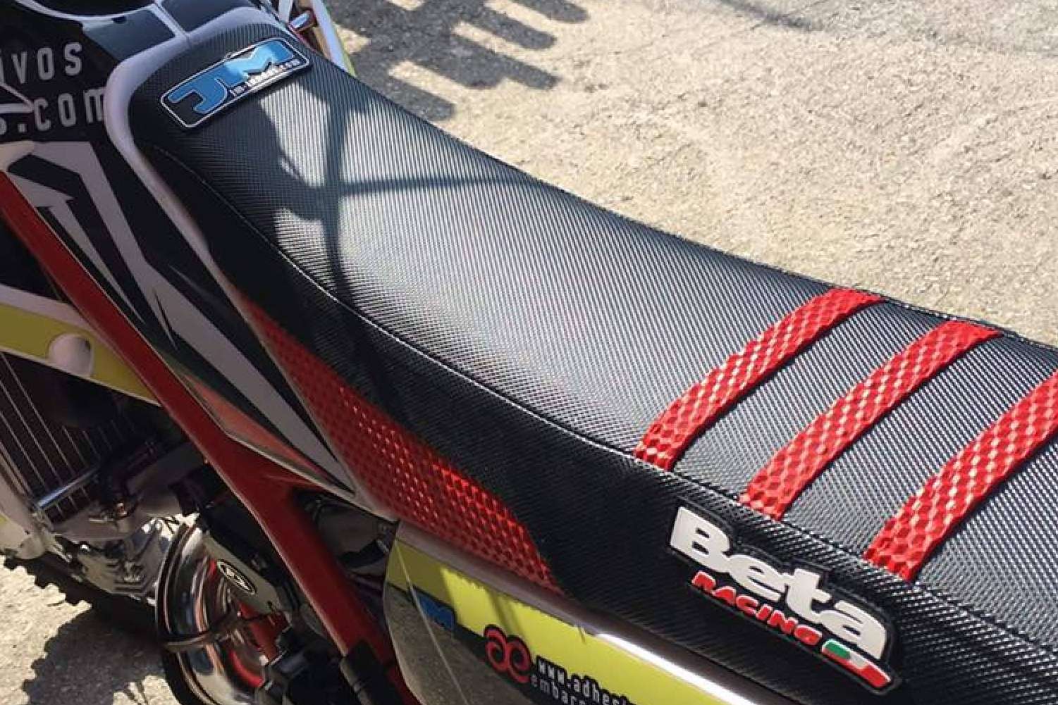 ADHESIVOSEMBARRADOS enumera los beneficios de las fundas de asiento para la moto