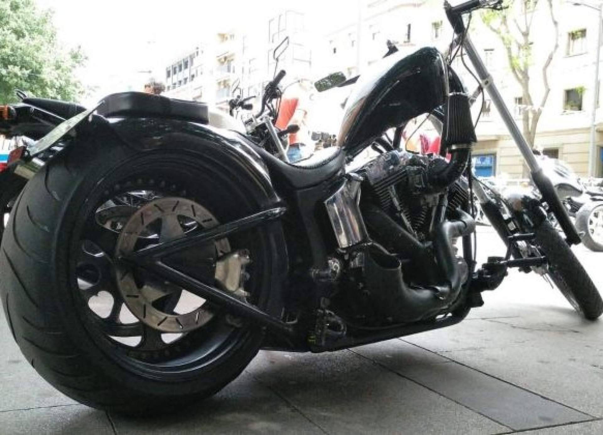 Eactivos.com subasta la moto que la artista colombiana de moda utilizó en uno de sus videoclips