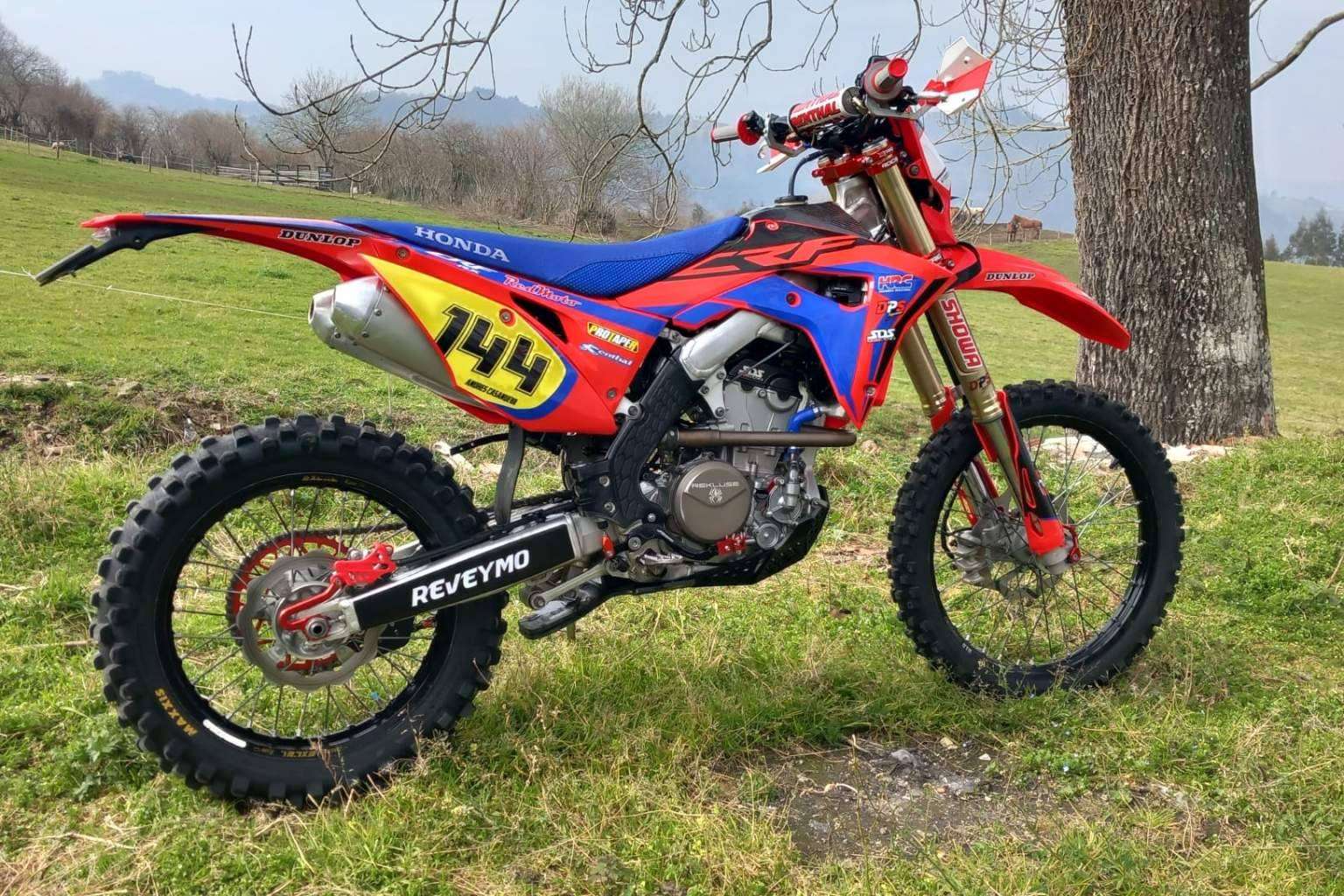 Plásticos y adhesivos para motos off-road, de la mano de ADHESIVOSEMBARRADOS