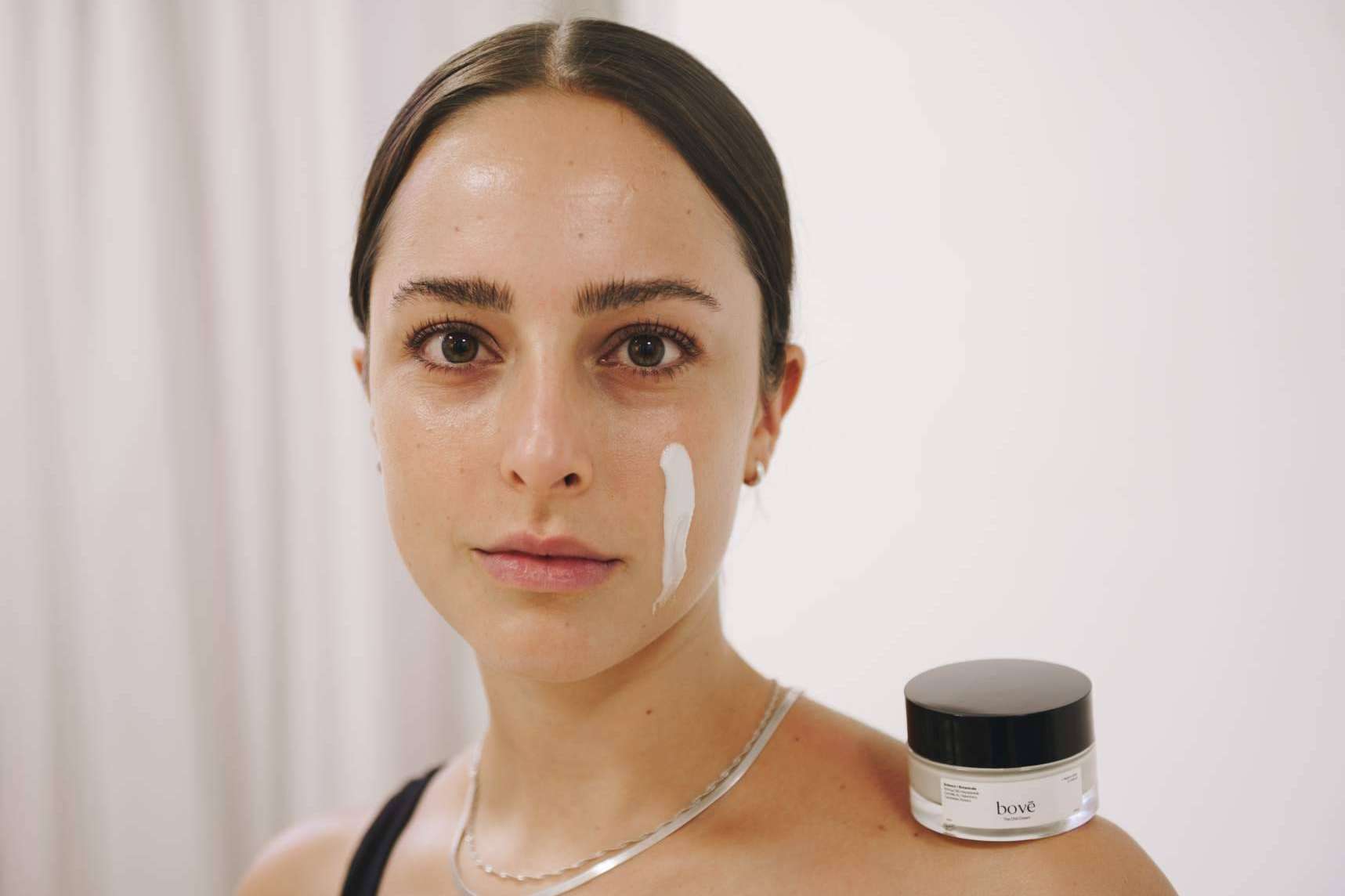 El CBD y la cosmética plant based rejuvenecen y calman la piel. Piel más elástica y luminosa