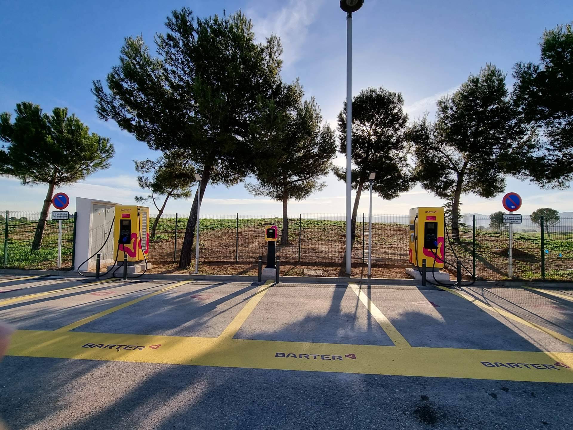 Nuevas estaciones de recarga rápida para vehículos eléctricos en el Encín Golf Hotel (Alcalá de Henares), por Joaquín Molpeceres