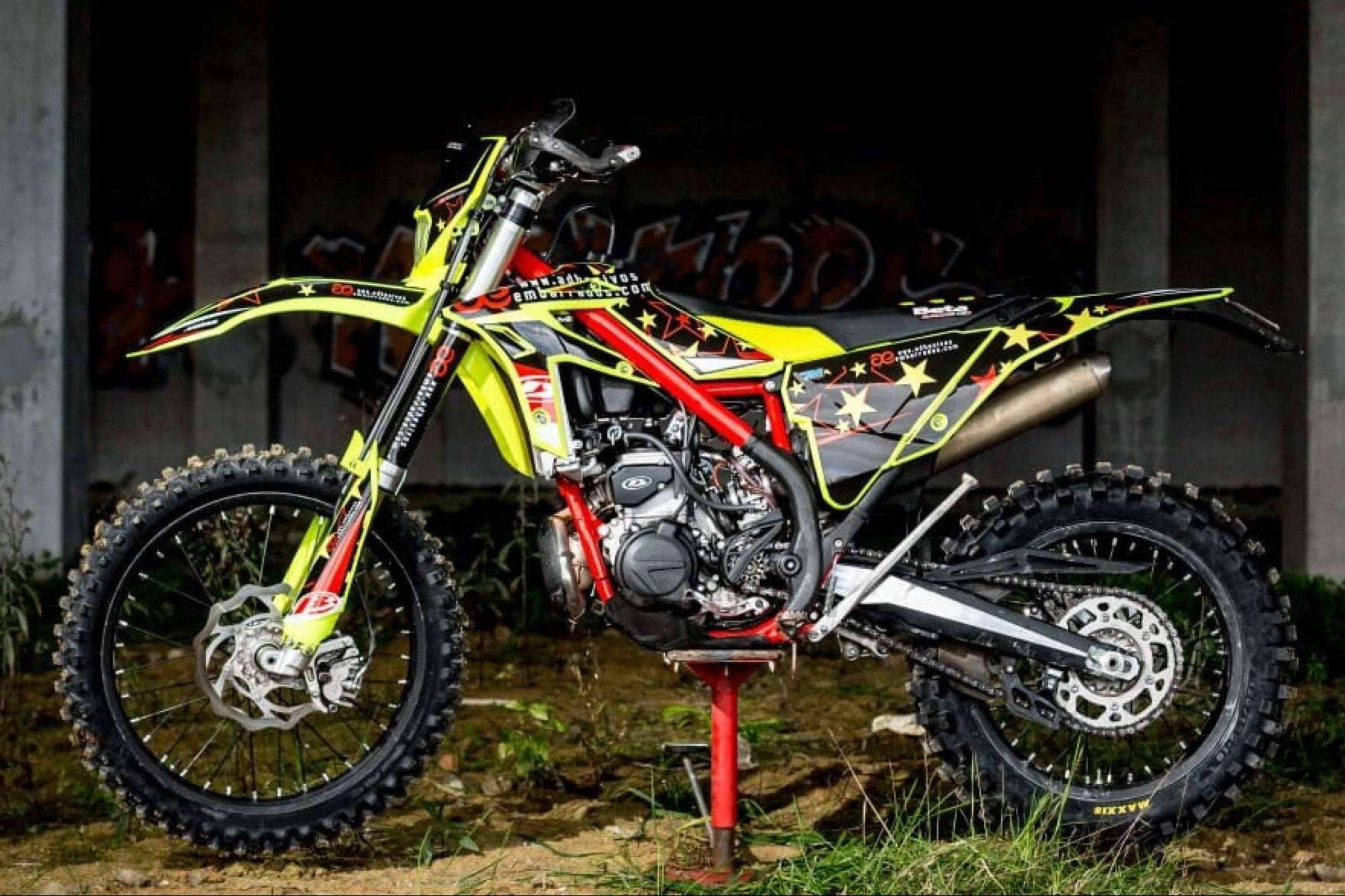 Plásticos y adhesivos para motos off road de la mano de ADHESIVOSEMBARRADOS