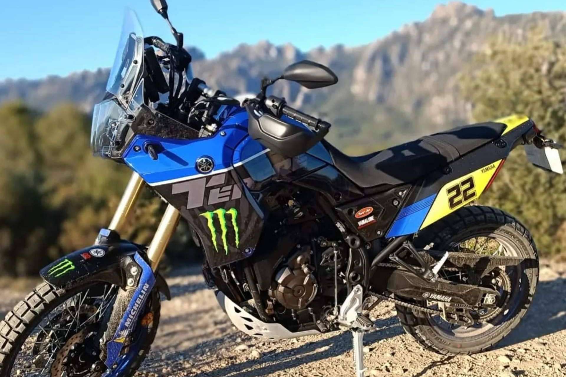 ADHESIVOSEMBARRADOS ofrece pegatinas económicas y resistentes para personalizar la moto