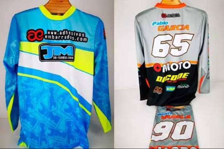 ADHESIVOSEMBARRADOS dispone de una exclusiva línea de ropa personalizada con la que descubrir la pasión del motocross