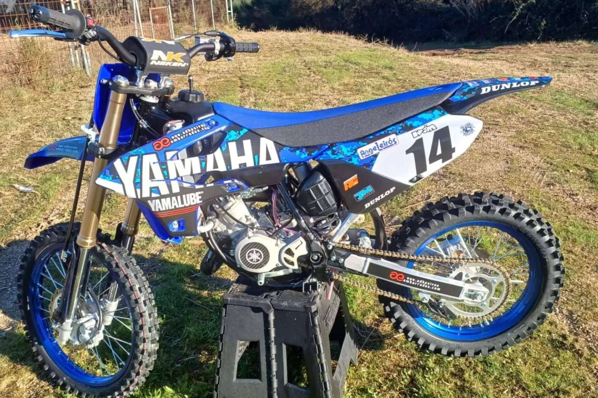 ADHESIVOSEMBARRADOS, la tienda online que ofrece pegatinas personalizadas para motos de alta calidad