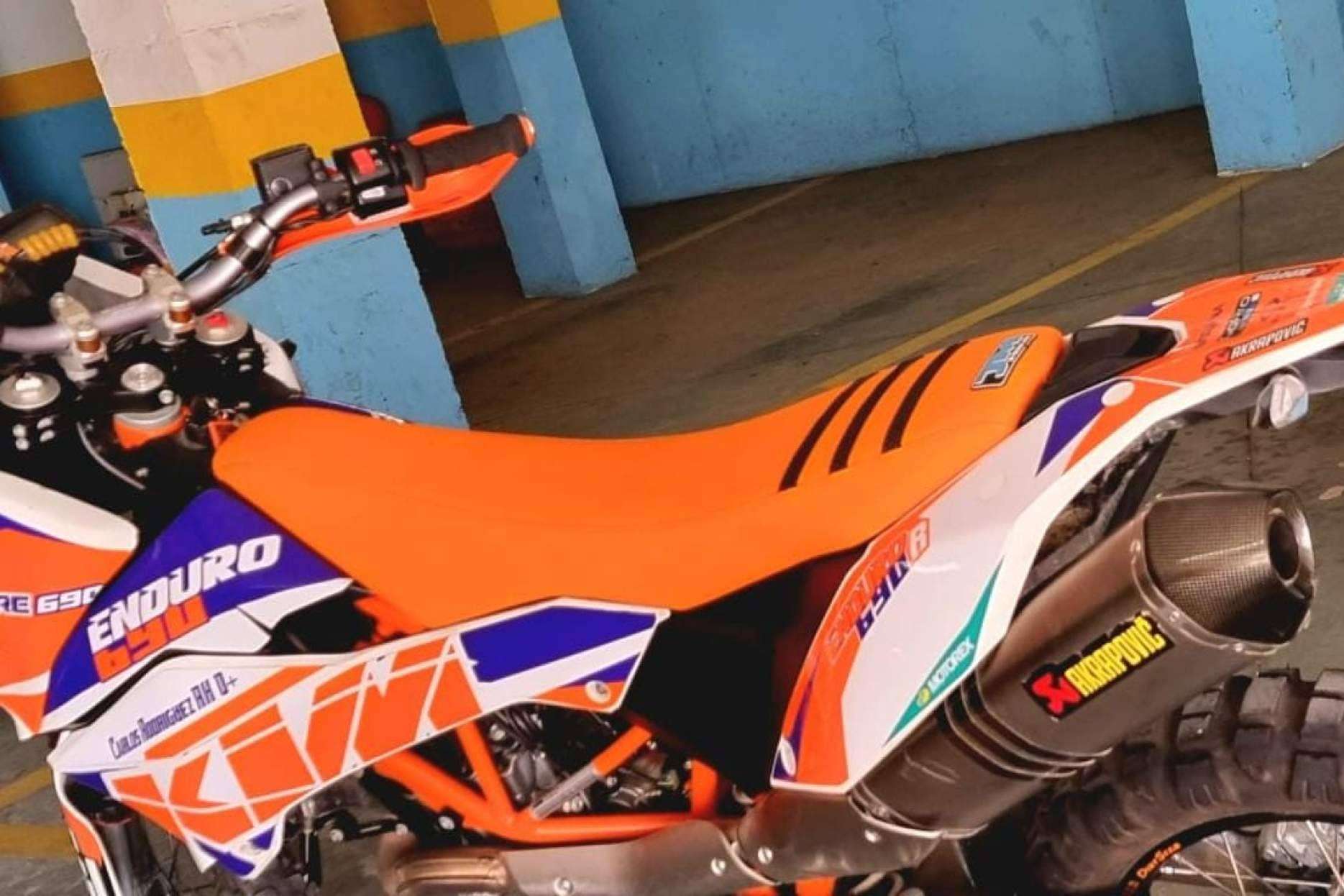Potenciar la estética y proteger la moto usando las pegatinas de la marca ADHESIVOSEMBARRADOS
