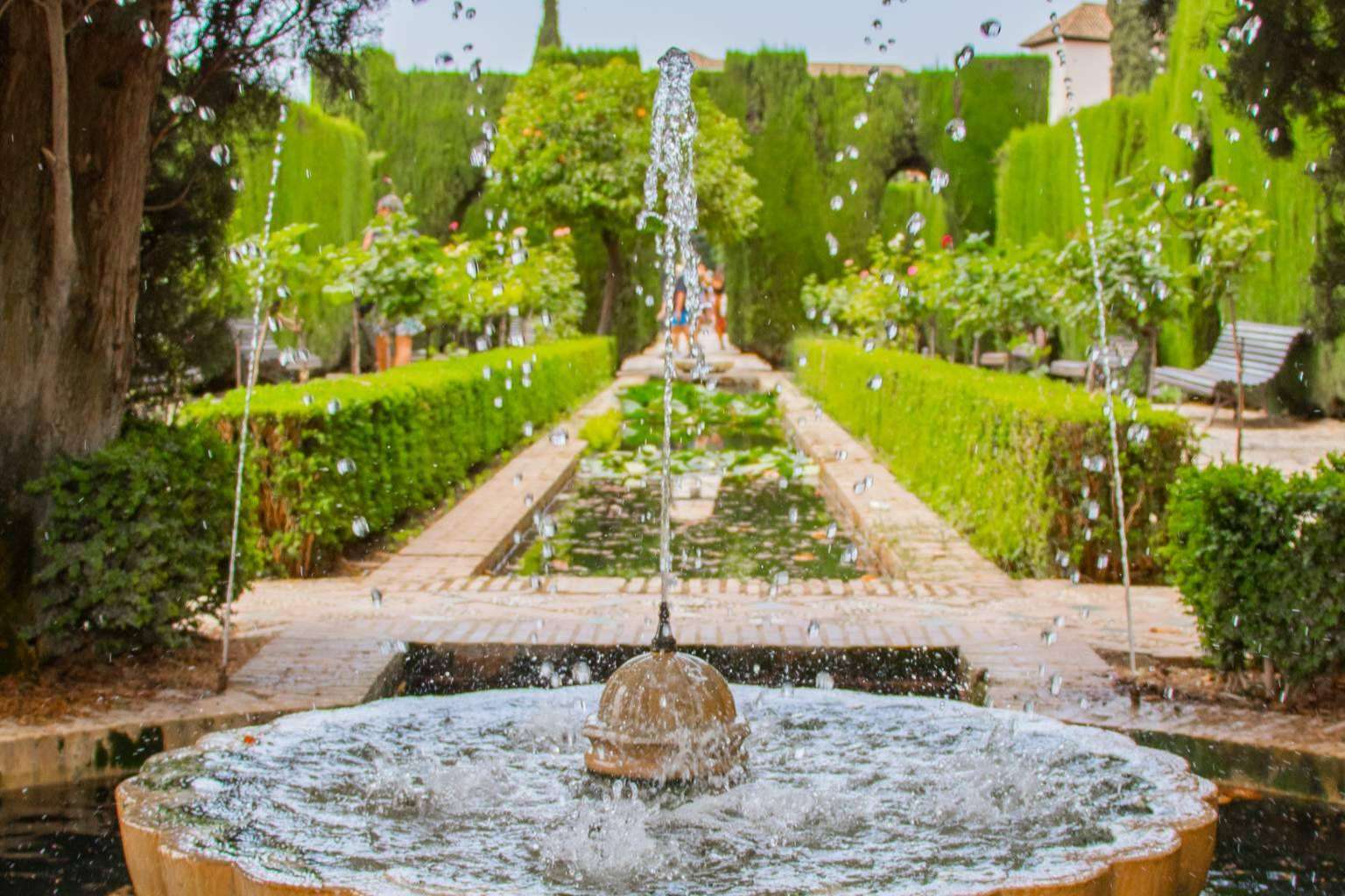 Acerca de las visitas de los yesos en el Palacio de Comares hasta los jardines del Generalife con Arantxa Serrano